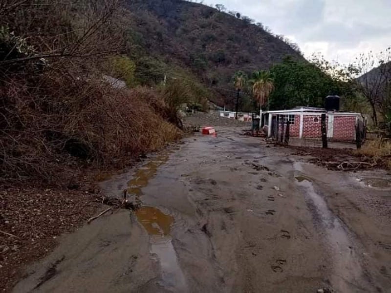 Fallecen tres por derrumbe de cerro en Oaxaca ante fuertes lluvias