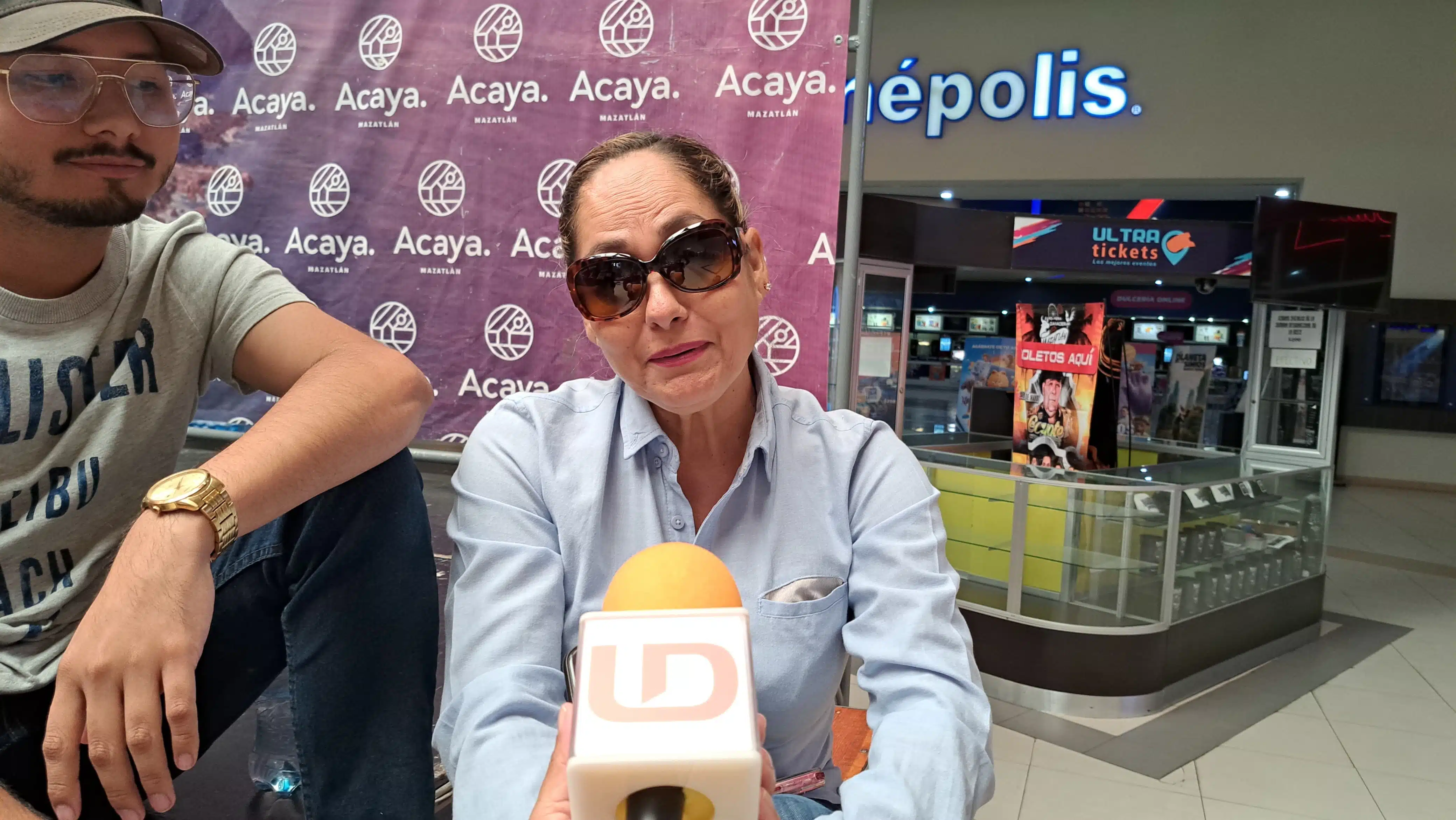 Fans de Carín León haciendo fila para comprar boletos para su concierto de “Boca chueca tour 2024” en Mazatlán