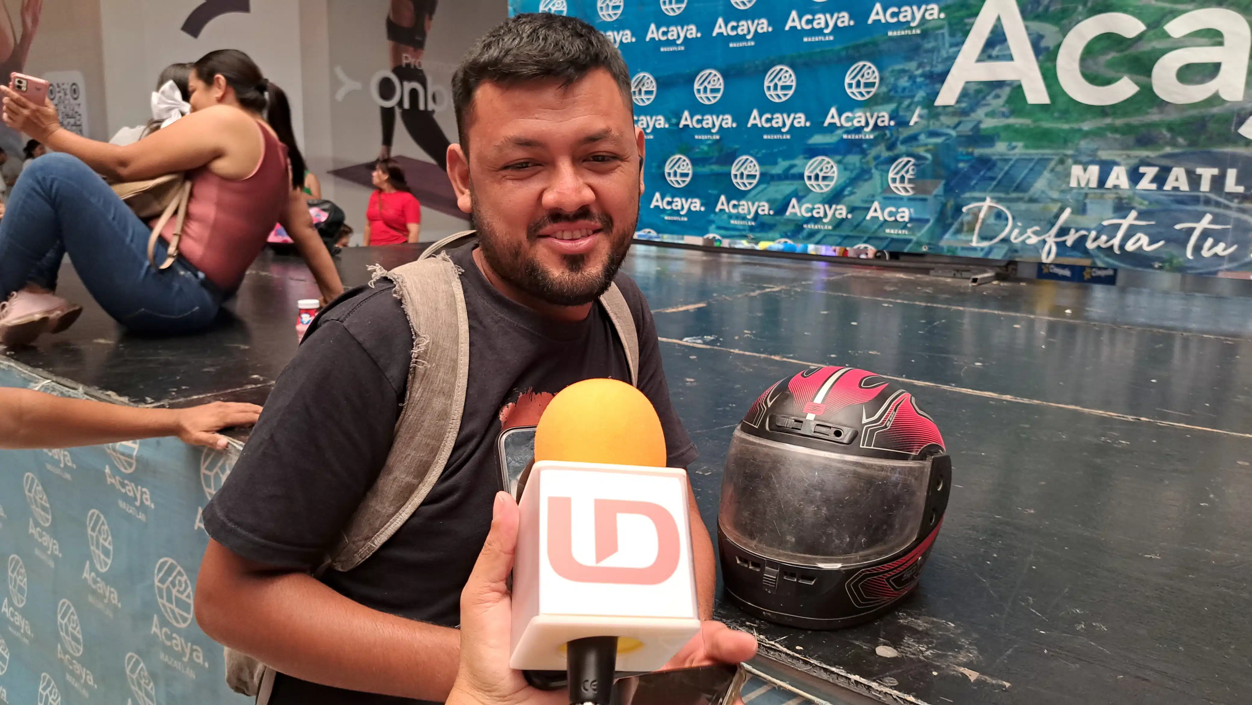 Fans de Carín León haciendo fila para comprar boletos para su concierto de “Boca chueca tour 2024” en Mazatlán