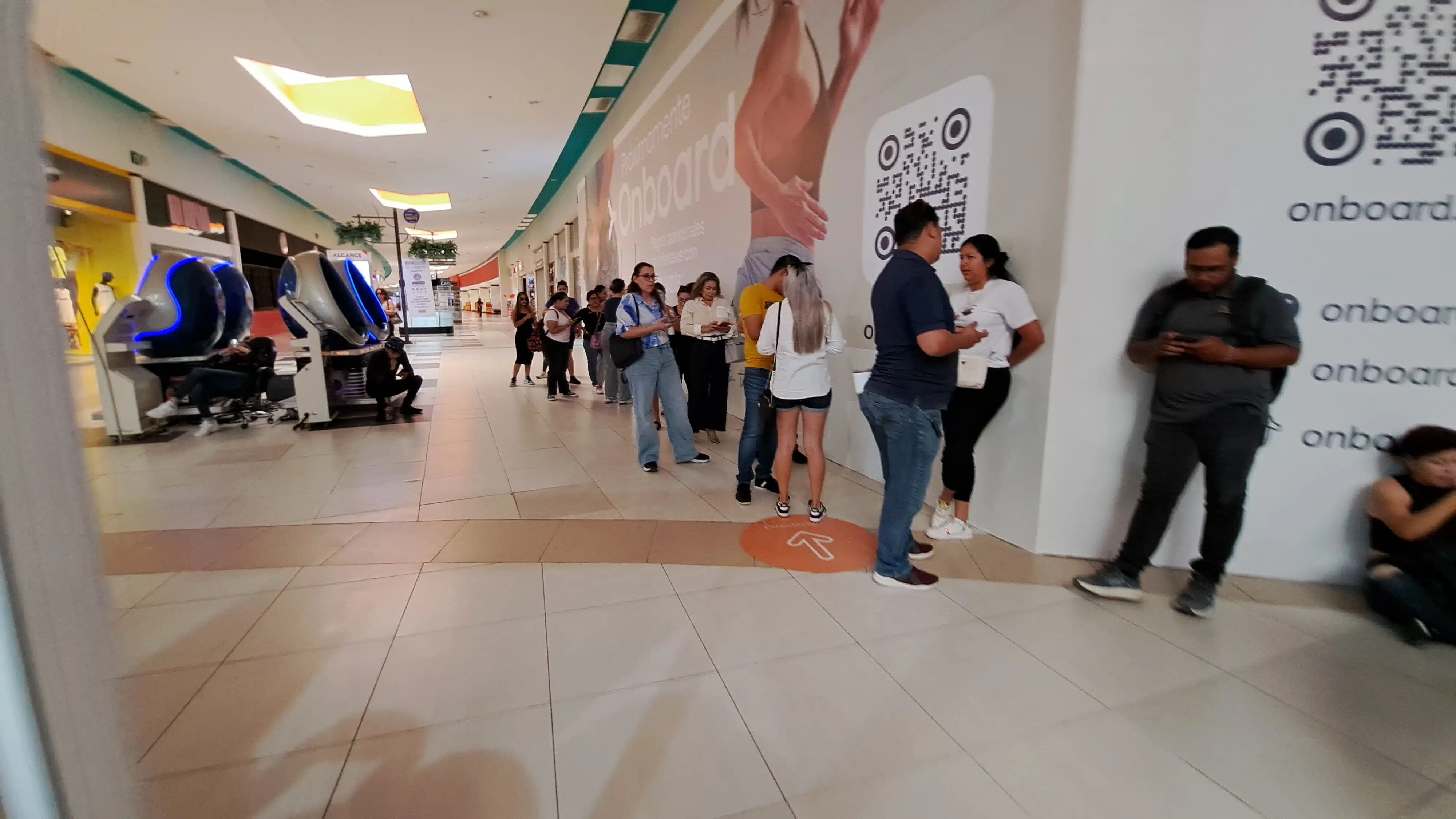 Fans de Carín León haciendo fila para comprar boletos para su concierto de “Boca chueca tour 2024” en Mazatlán