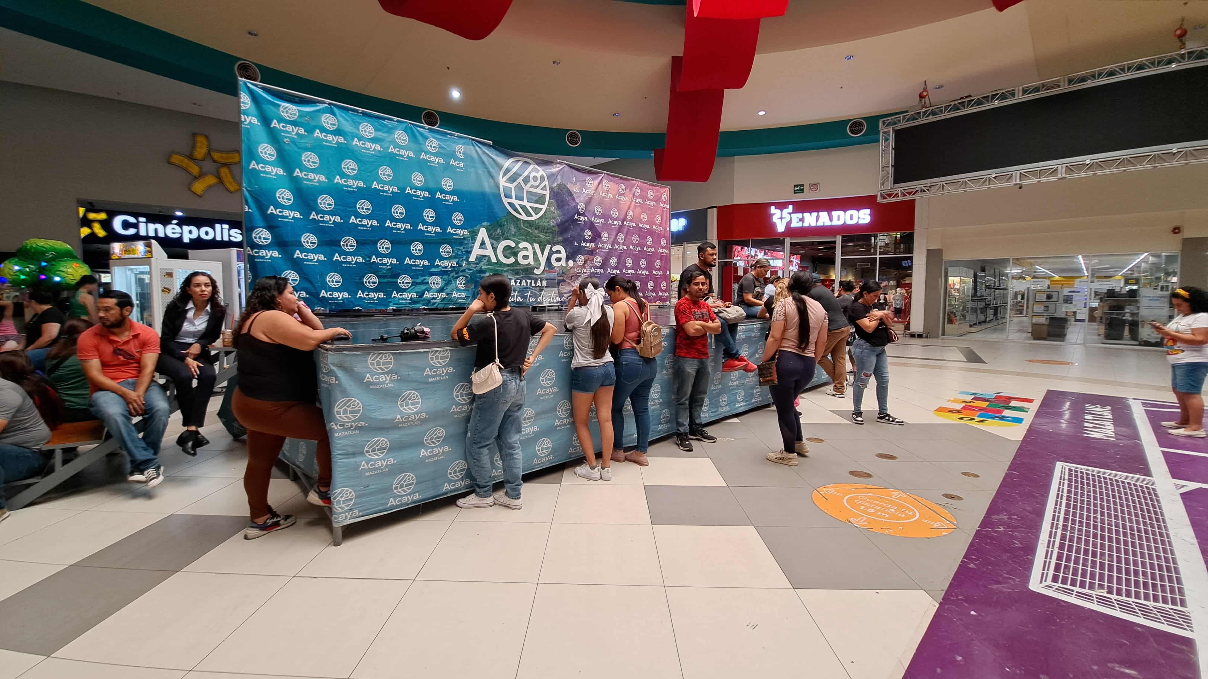 Fans de Carín León haciendo fila para comprar boletos para su concierto de “Boca chueca tour 2024” en Mazatlán