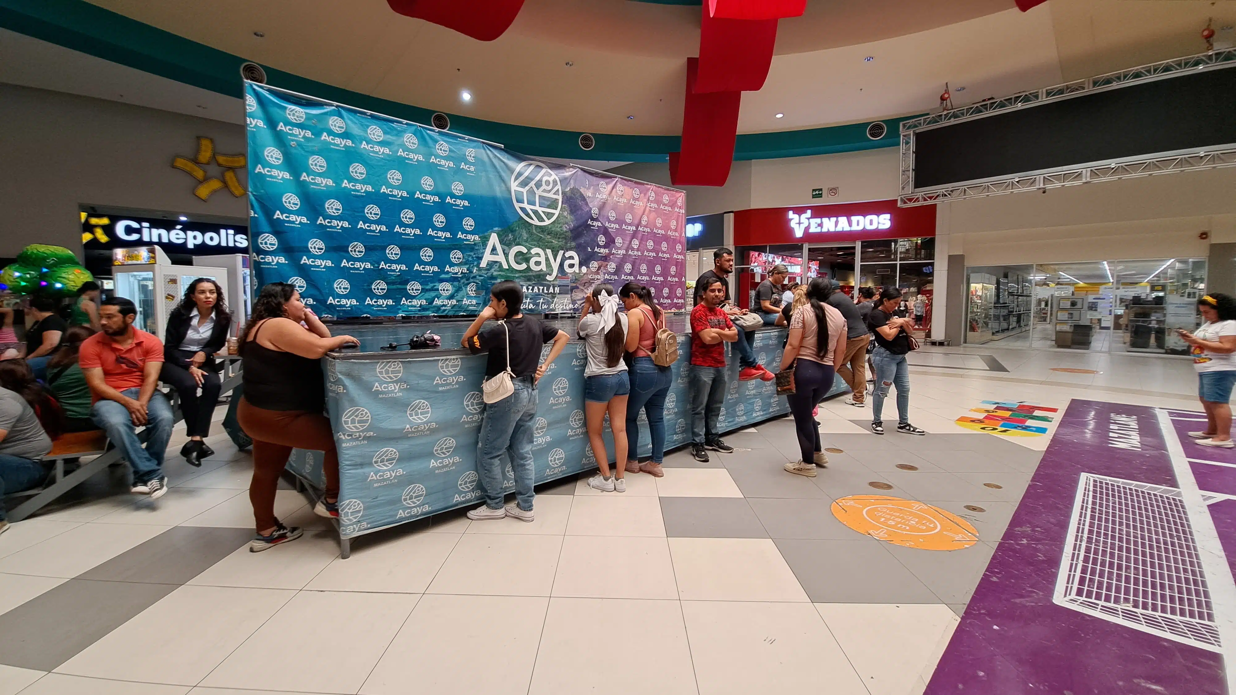 Fans de Carín León haciendo fila para comprar boletos para su concierto de “Boca chueca tour 2024” en Mazatlán
