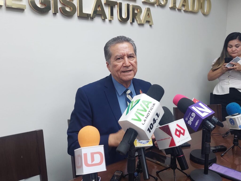 Feliciano Castro Meléndrez, diputado presidente de la Junta de Coordinación Política del Congreso del Estado, en entrevista con los medios de comunicación en Culiacán
