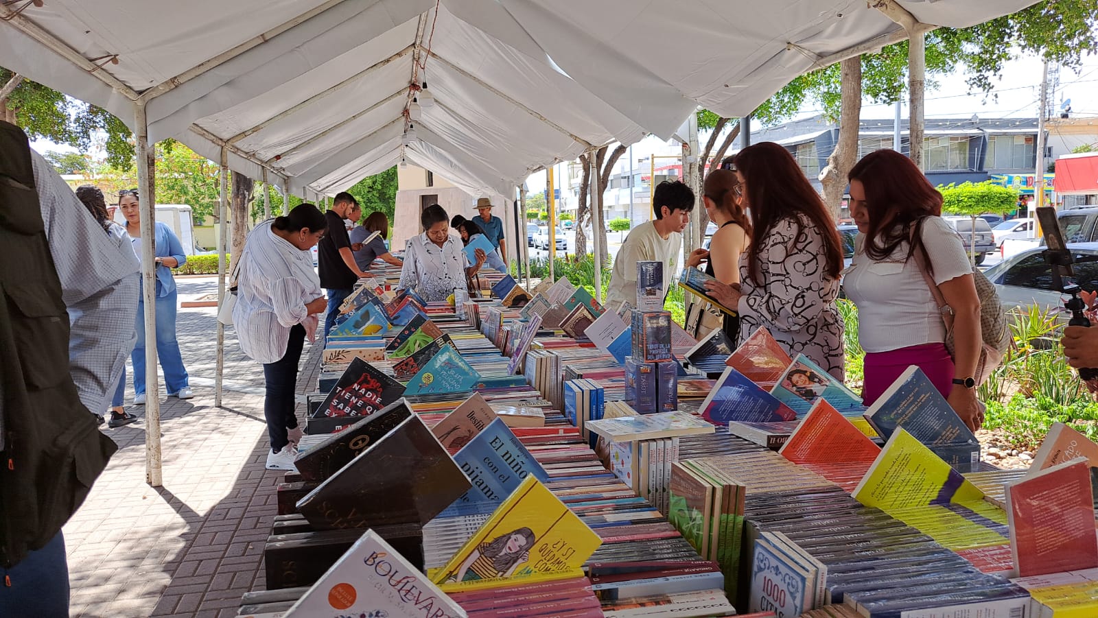 Feria del Libro en la plazuela de Guamúchil
