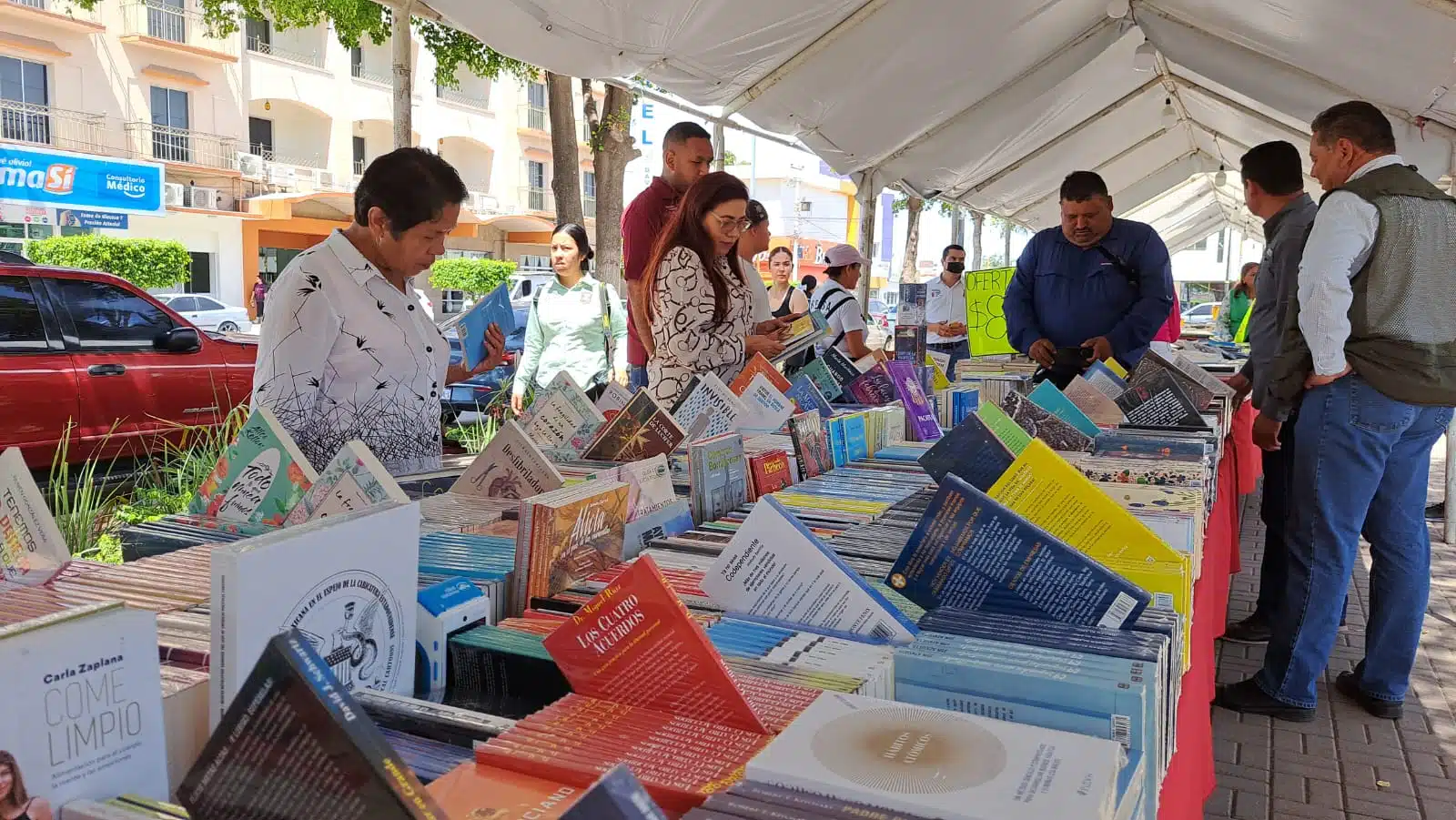 Feria del Libro en la plazuela de Guamúchil