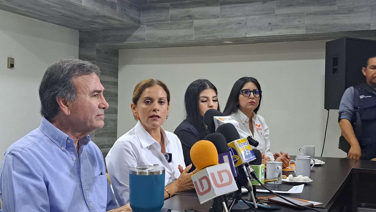 Fernanda Rivera Romo, candidata al Senado de la República por Movimiento Ciudadano, junto a compañeros de partido en conferencia de prensa con los medios de comunicación en Ahome
