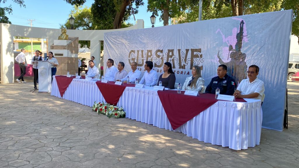 Alcalde y personal administrativo atendinedo a los medios en los festejos del 429 aniversario de la fundación de Guasave.
