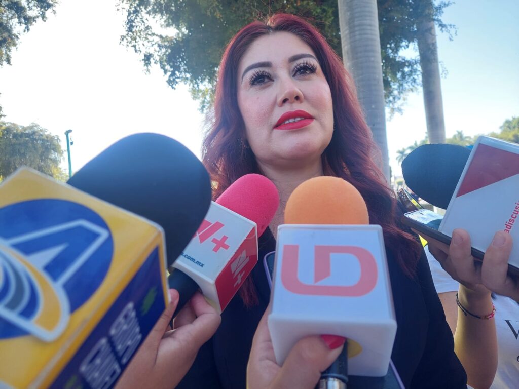 Flor Emilia Guerra Mena con medios de prensa