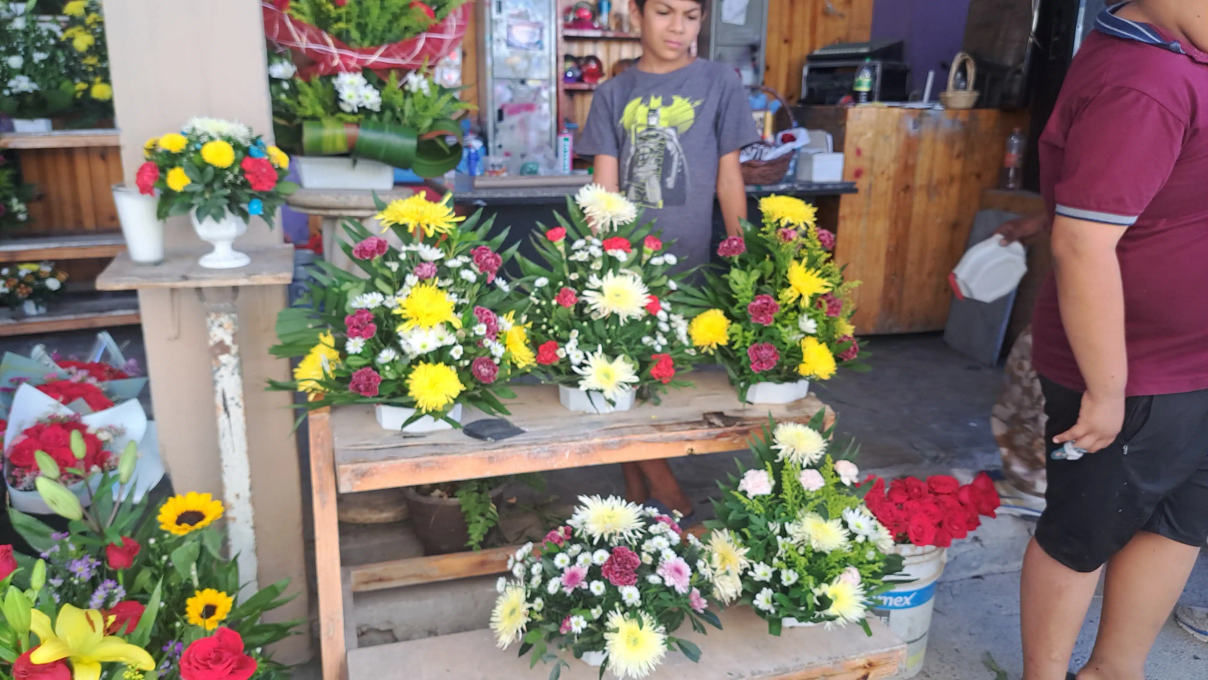Vendedores de flores señalan que las ventas están muy bajas
