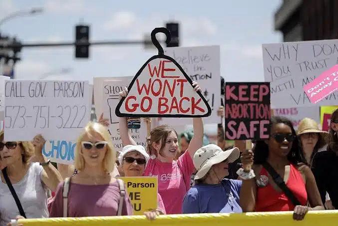 Florida restringe el aborto después de seis semanas