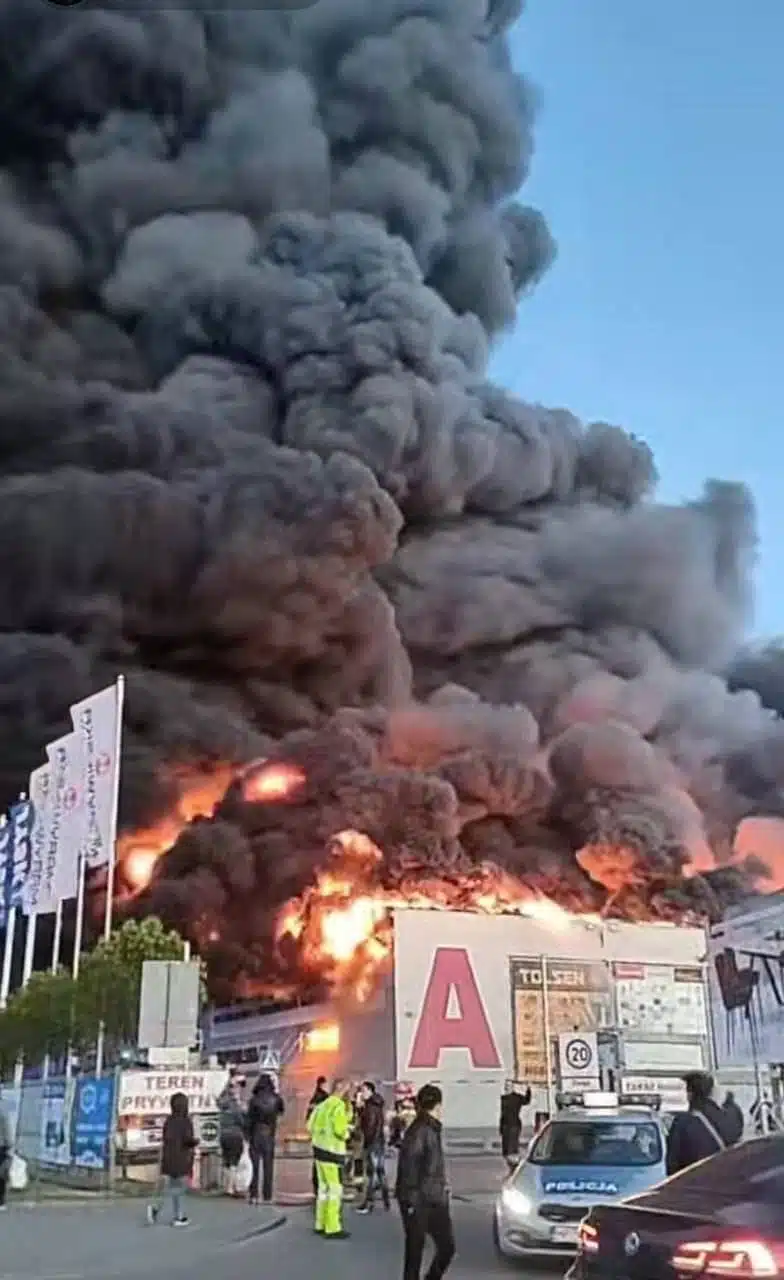 Fuerte incendio arrasa con centro comercial en Polonia
