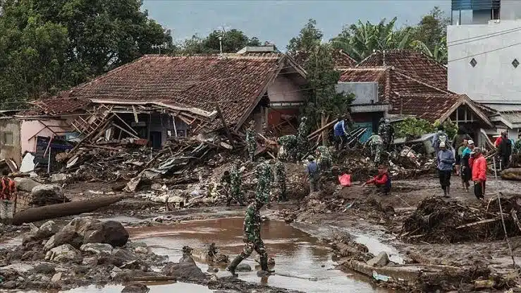 Fuertes lluvias en Indonesia dejan hasta el momento 43 muertos