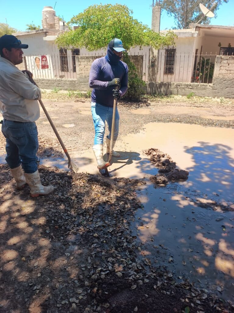 Empleados de la Jumapag trabajando en el lugar donde hay fuga de agua en Guasave