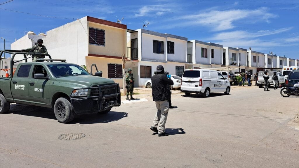 Camioneta de una funeraria, peritos de Semefo de la FGE, elementos de la Guardia Nacional, Policía Municipal, en el lugar donde encontraron sin vida a Jocelyn, Dulce y Alejandro en el fraccionamiento San Fermín en Culiacán