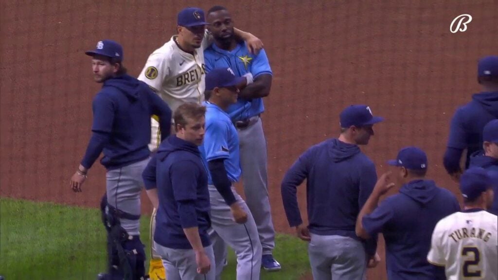 Randy Arozarena posa junto a Willy Adames en el juego entre los Tampa Bay Rays y los Milwaukee Brewers 