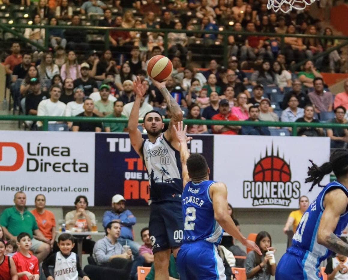 Gabriel Vázquez intenta un tiro de tres puntos