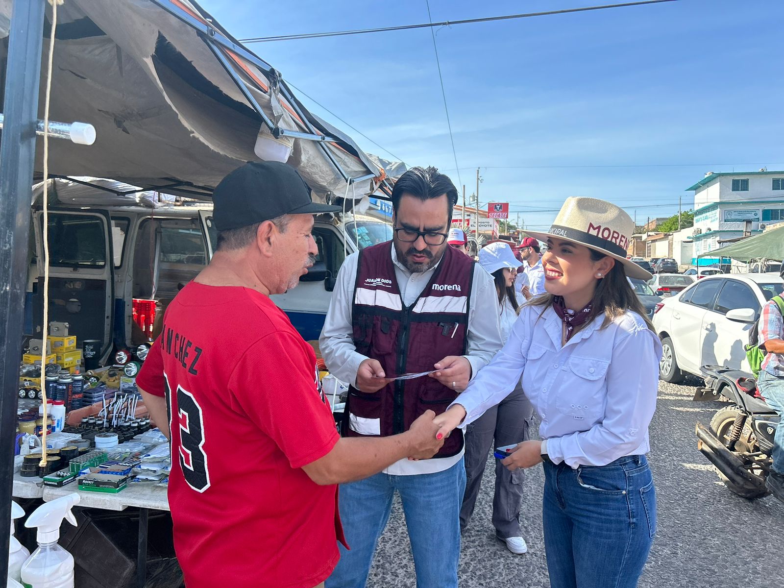 Juan de Dios Gámez Mendívil en visita a tianguis Felipe Ángeles