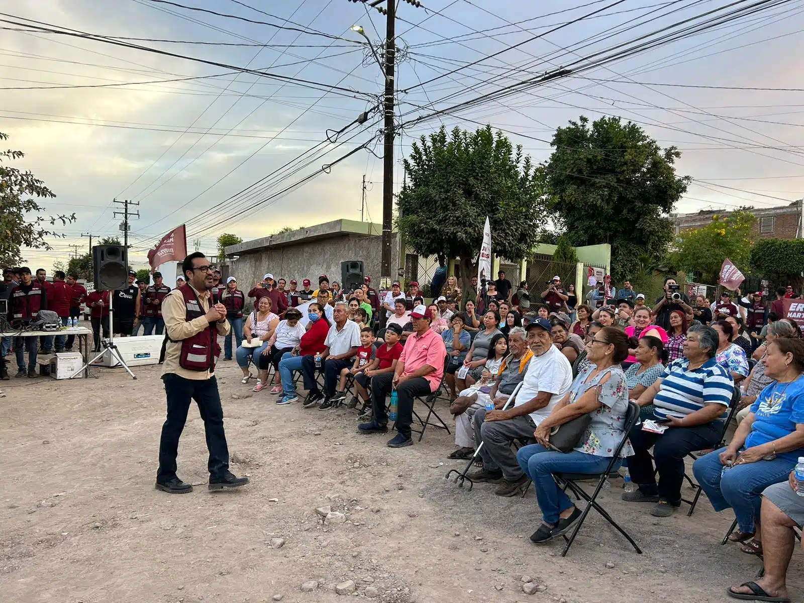 Gámez Mendívi habla con los vecinos de la colonia Lázaro Cárdenas