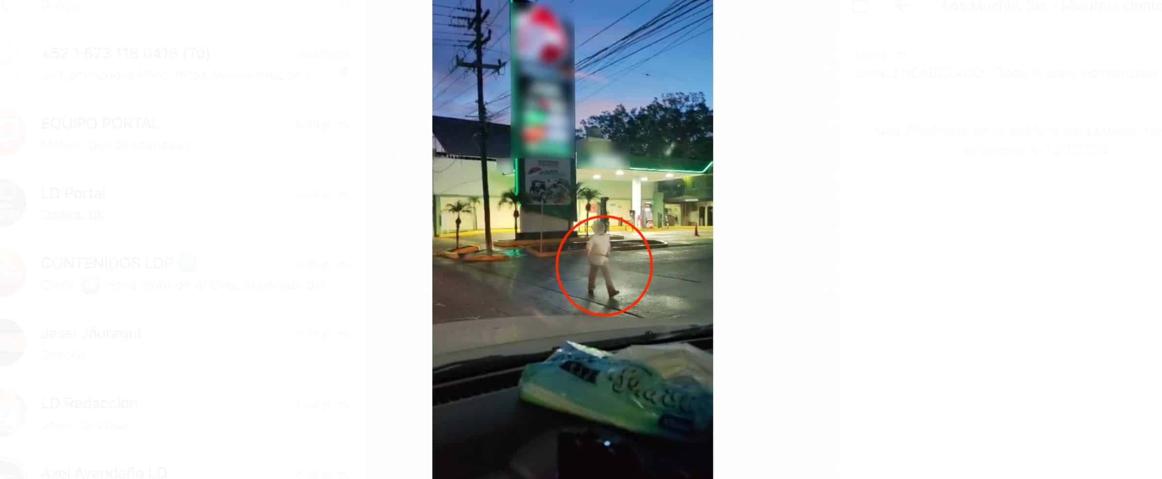 Empleado de una gasolinera de Los Mochis regando la calle