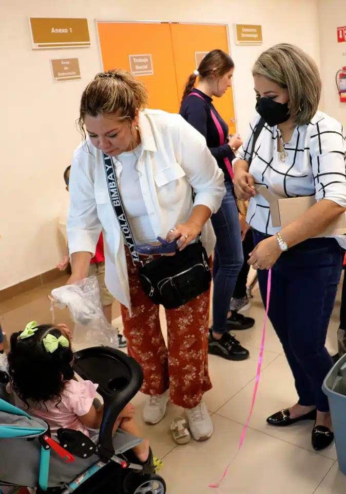 Geisha Meza y Alfonso Franco realizando una donación de zapatos en el Hospital Pediátrico de Sinaloa