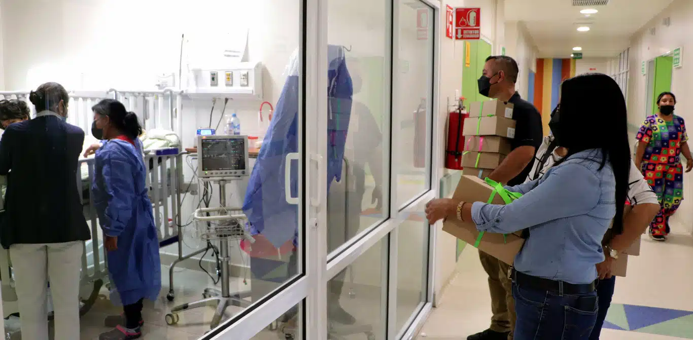 Geisha Meza y Alfonso Franco realizando una donación de zapatos en el Hospital Pediátrico de Sinaloa