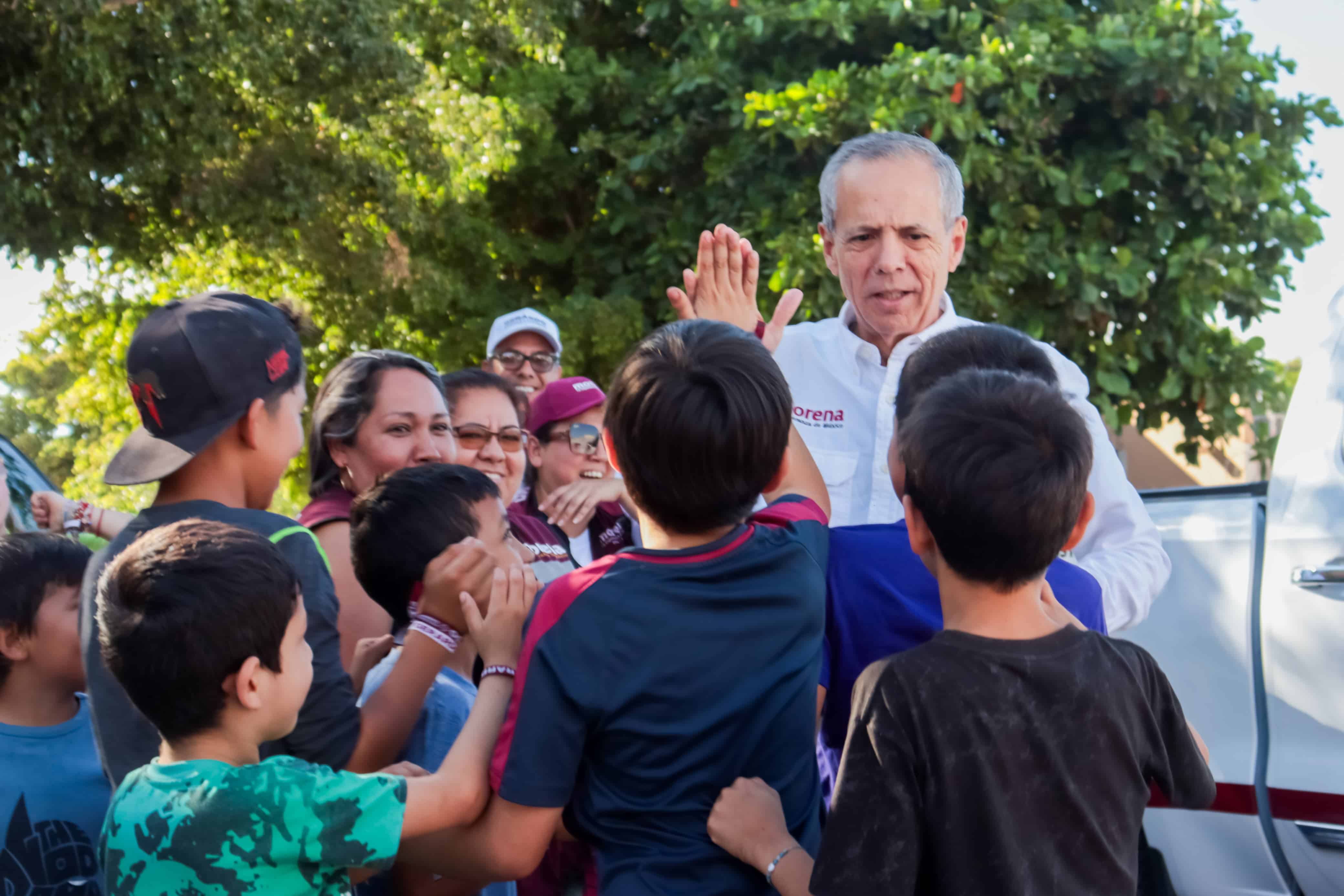 Gerardo Vargas saludando a un grupo de niños