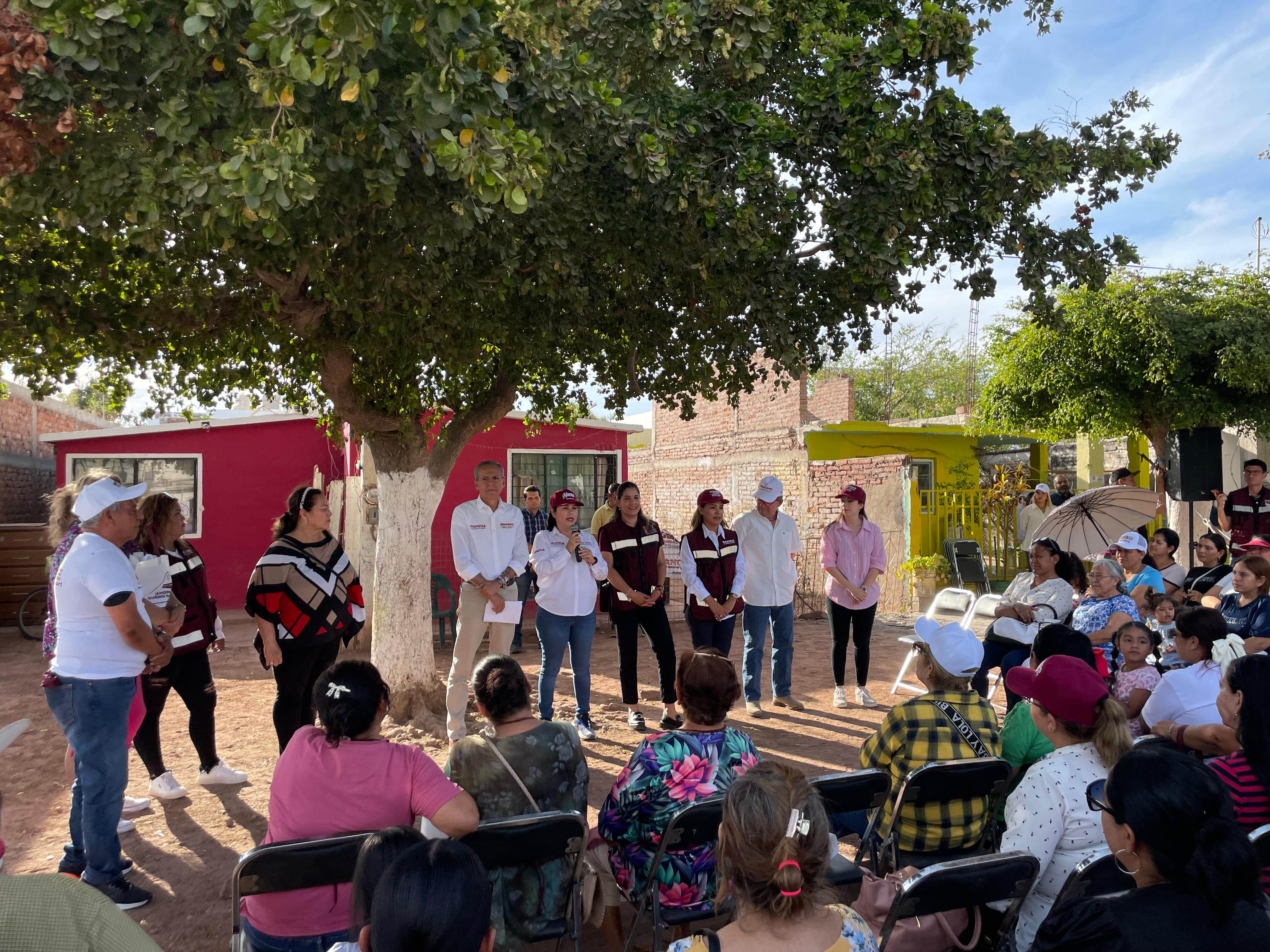 Gerardo Vargas en un encuentro con simpatizantes en la colonia Jiquilpan de Los Mochis