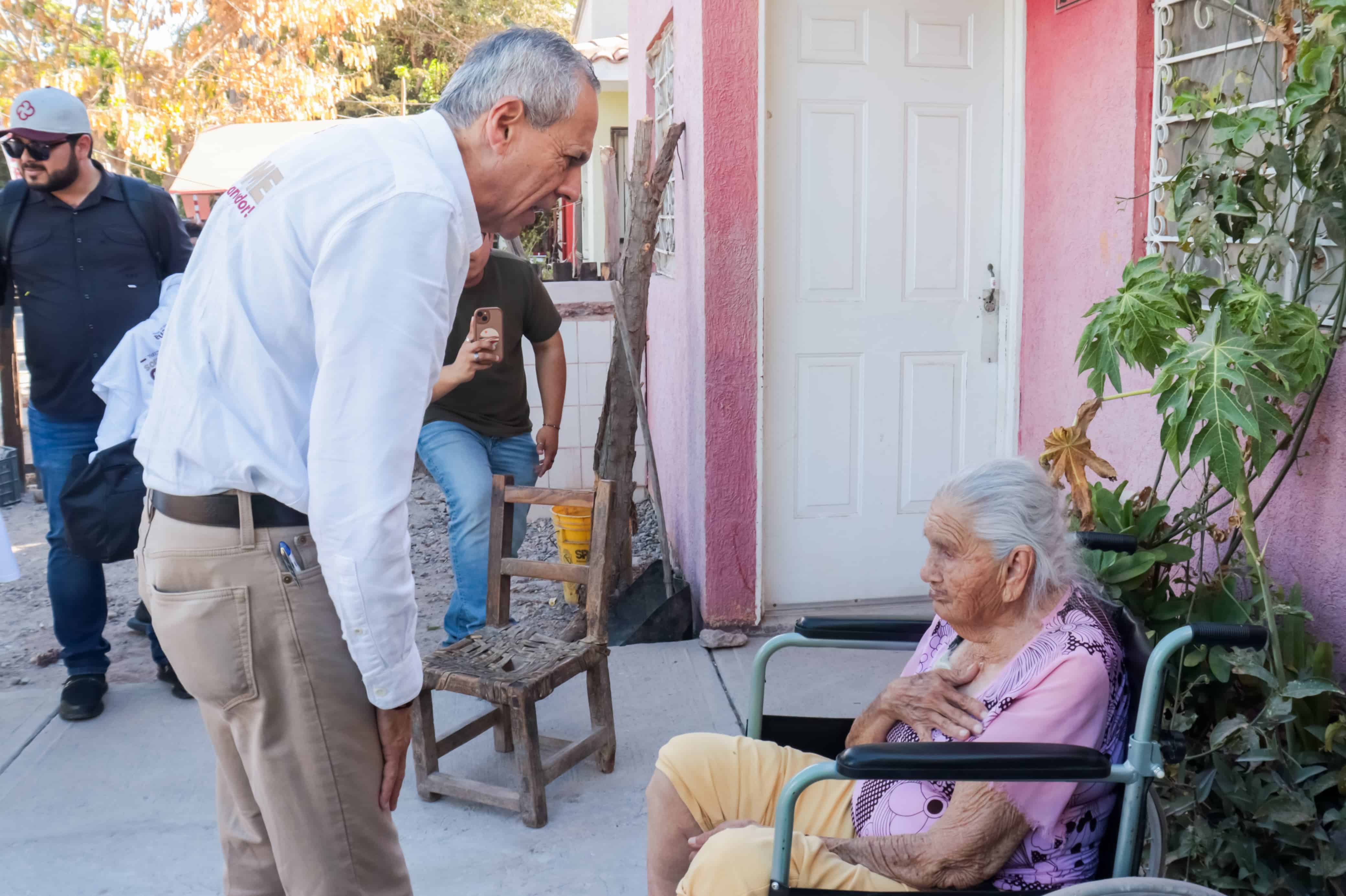 Gerardo Vargas durante su recorrido en la colonia Rubén Jaramillo y el fraccionamiento Las Huertas