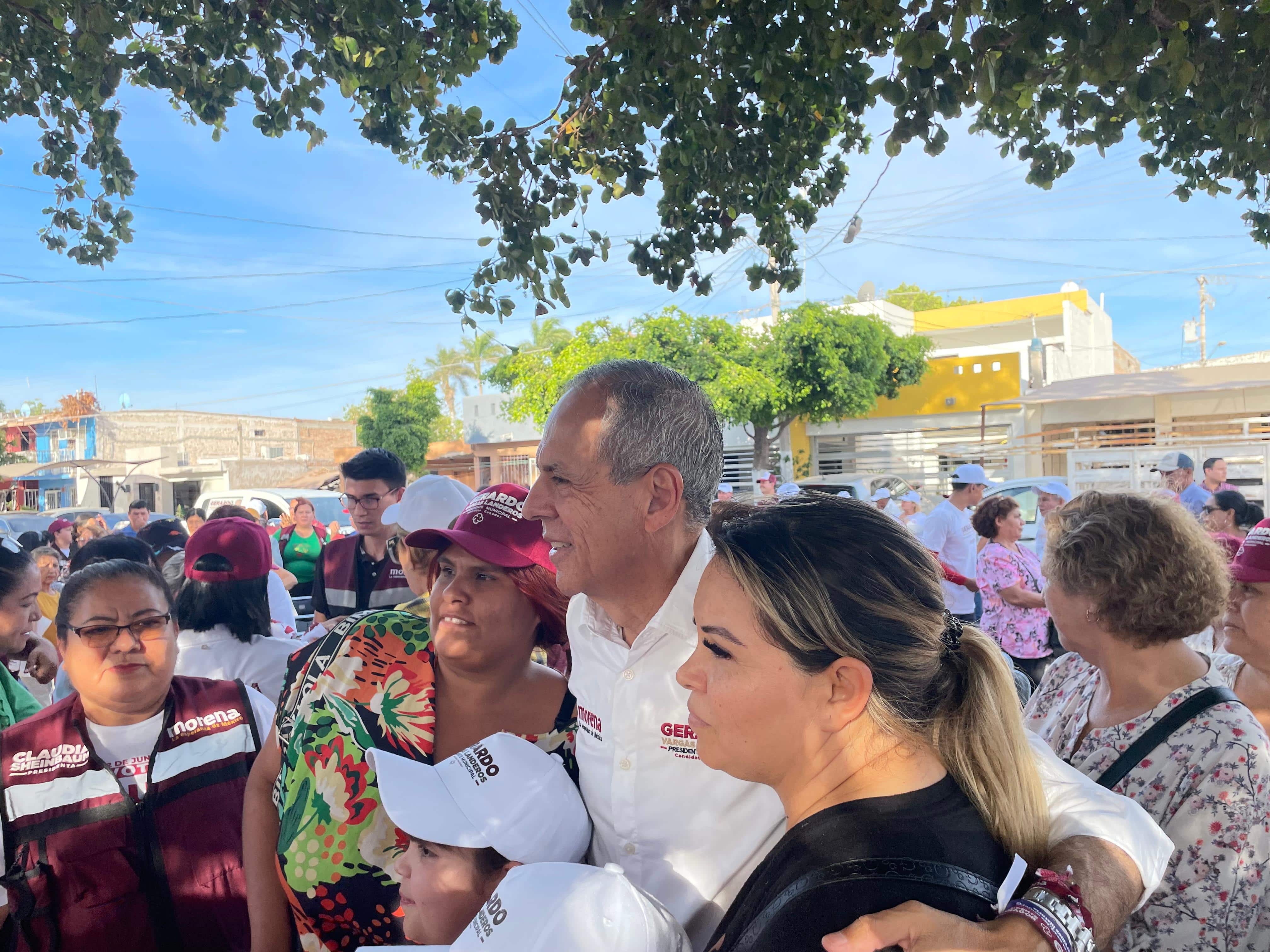 Gerardo Vargas en un encuentro con simpatizantes en la colonia Jiquilpan de Los Mochis