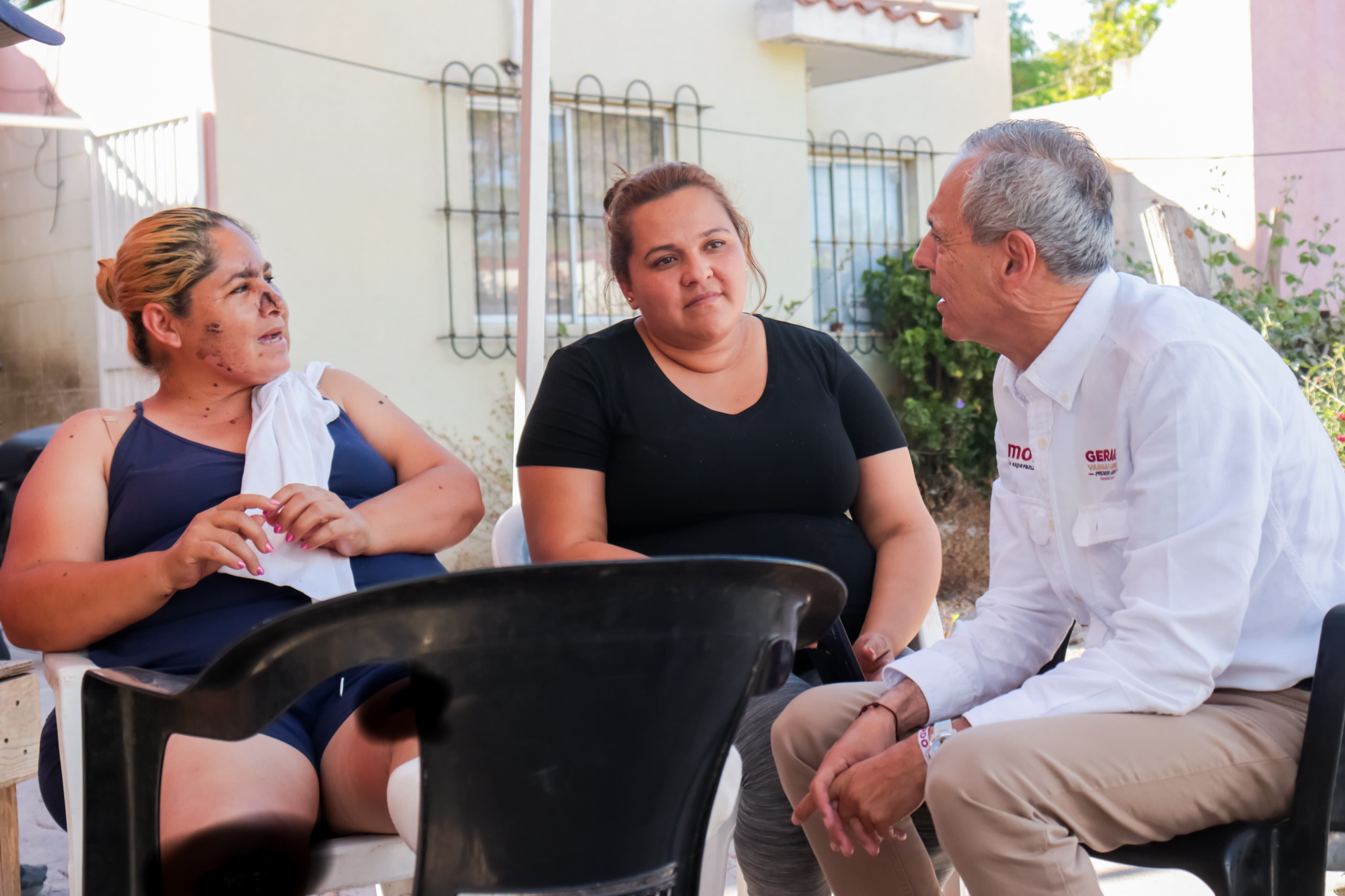 Gerardo Vargas durante su recorrido en la colonia Rubén Jaramillo y el fraccionamiento Las Huertas