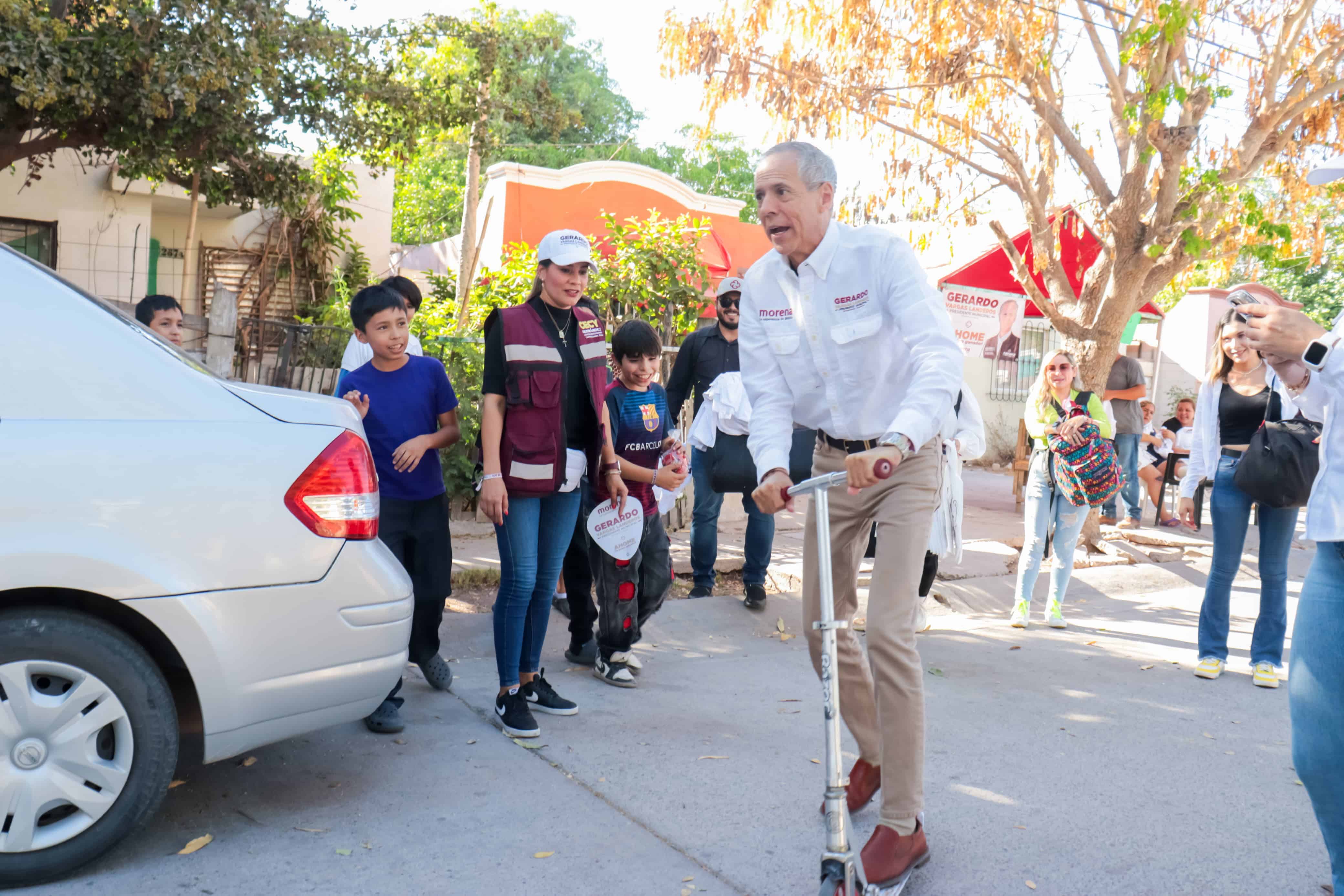 Gerardo Vargas durante su recorrido en la colonia Rubén Jaramillo y el fraccionamiento Las Huertas