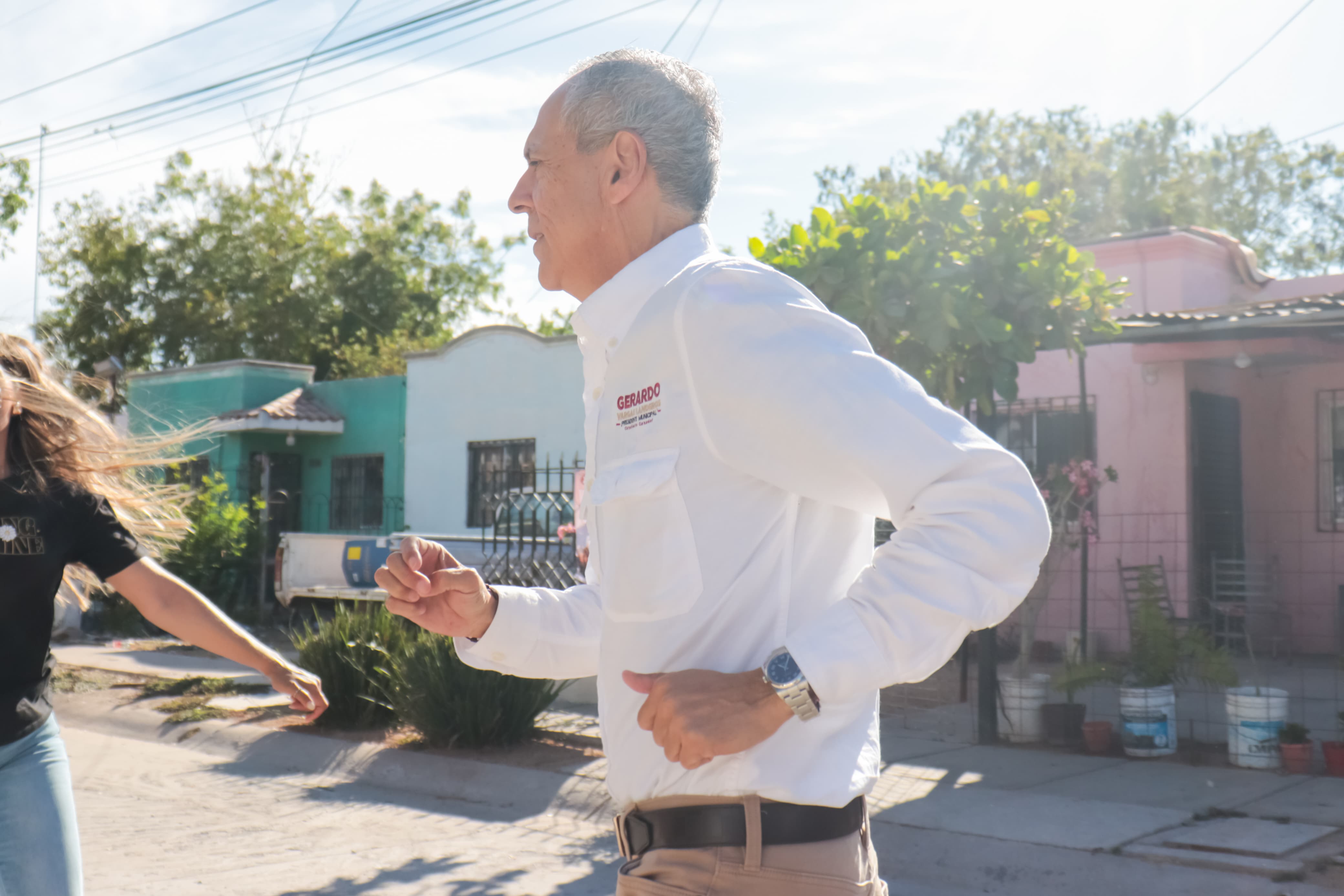 Gerardo Vargas durante su recorrido en la colonia Rubén Jaramillo y el fraccionamiento Las Huertas