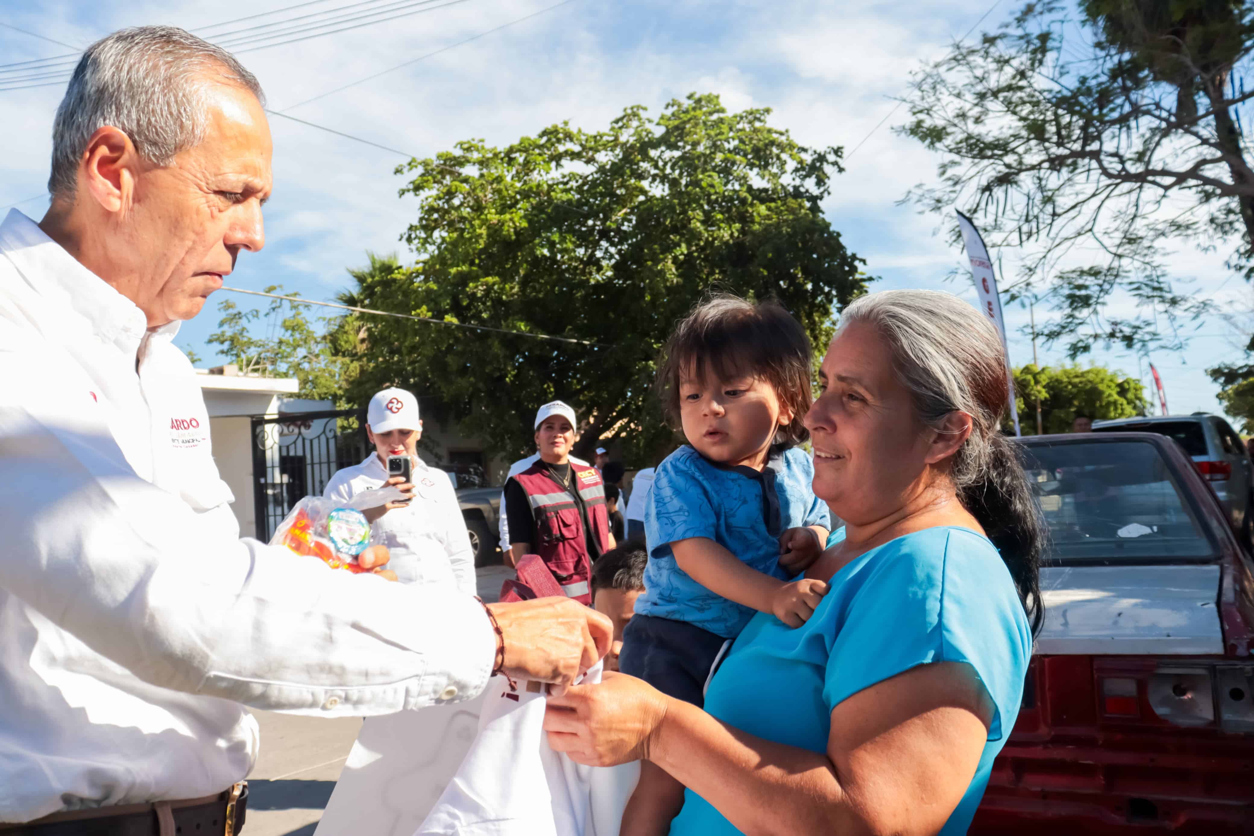 Gerardo Vargas durante su recorrido en la colonia Rubén Jaramillo y el fraccionamiento Las Huertas
