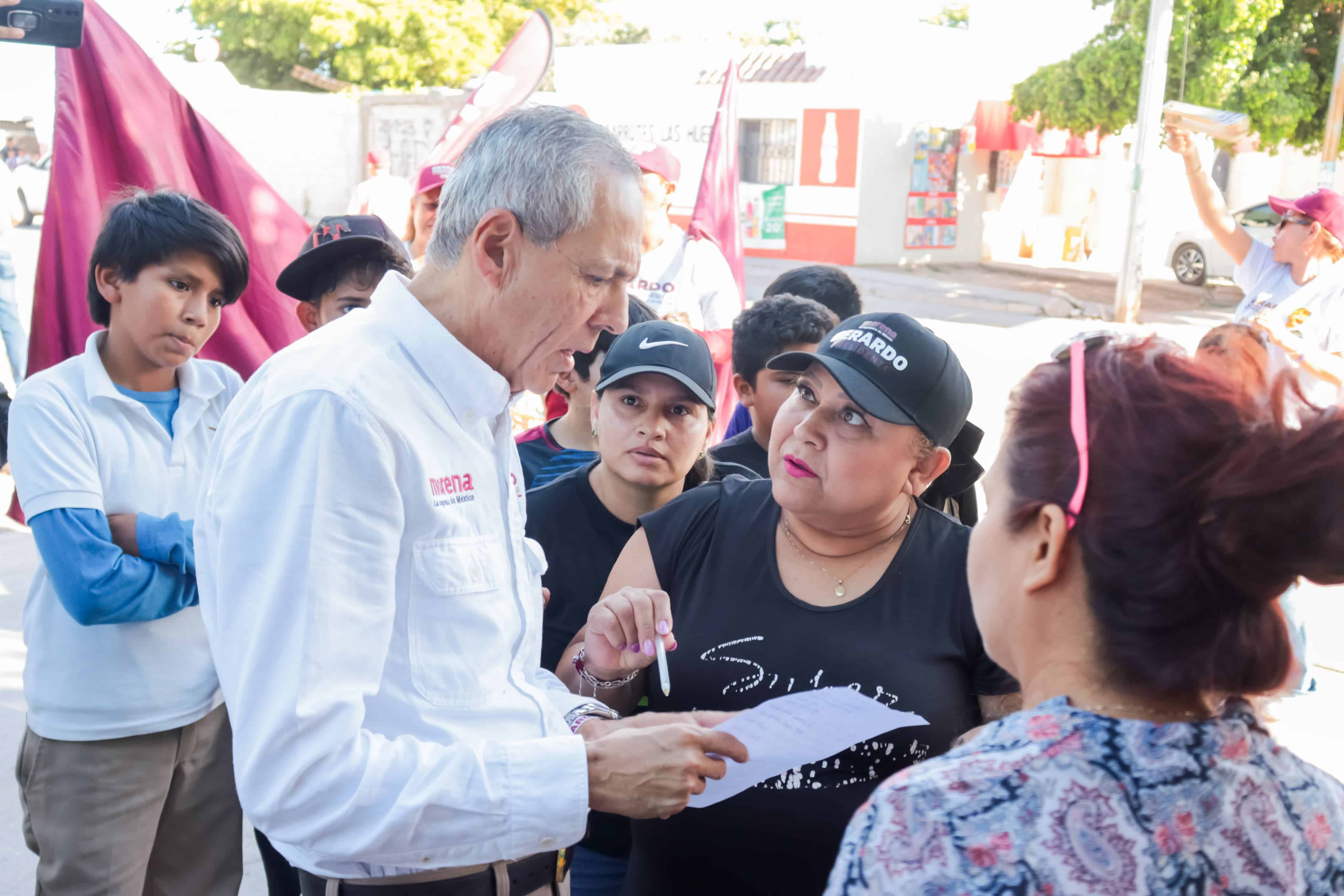 Gerardo Vargas durante su recorrido en la colonia Rubén Jaramillo y el fraccionamiento Las Huertas