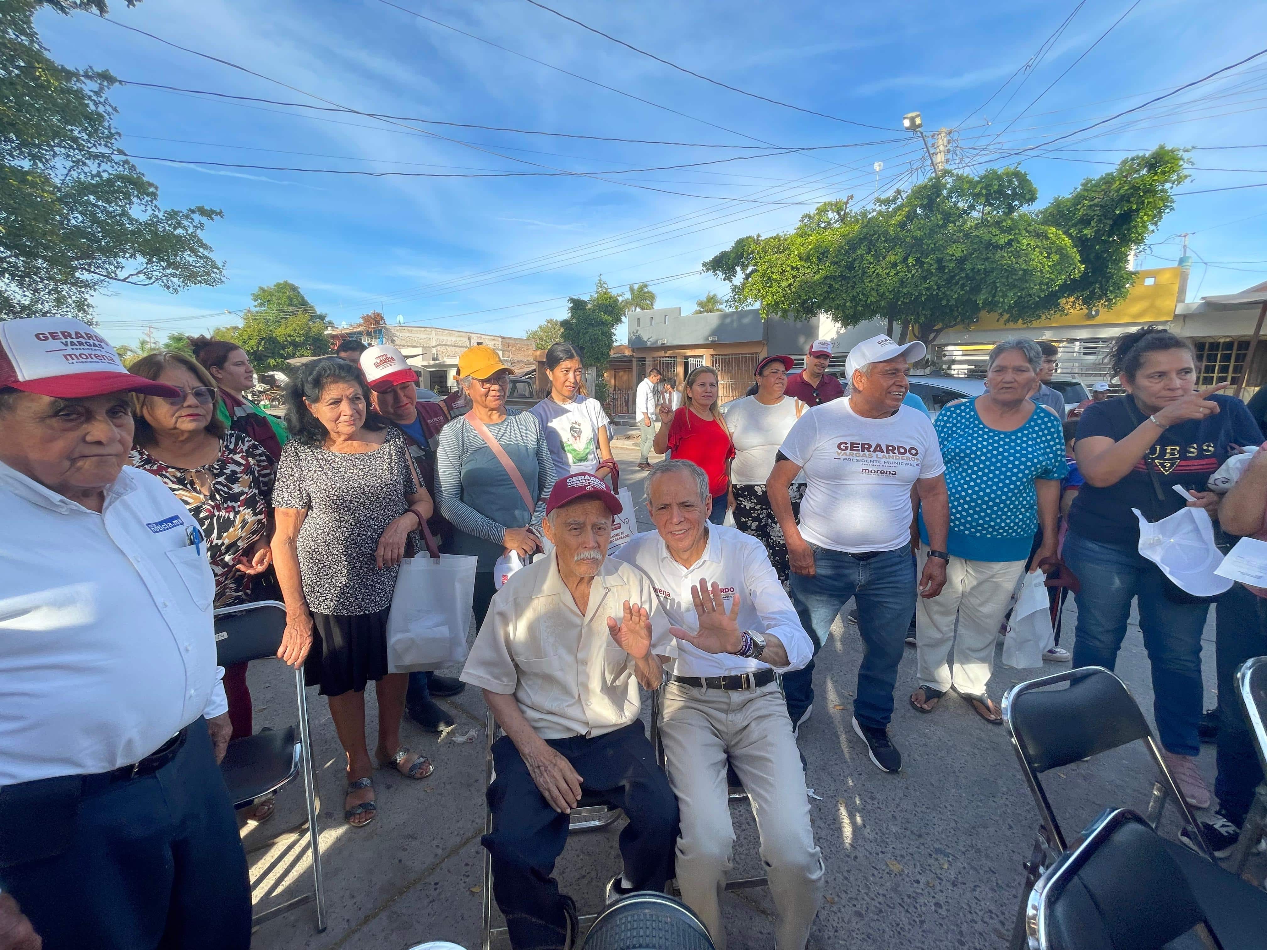 Gerardo Vargas junto a un vecino de la colonia Jiquilpan