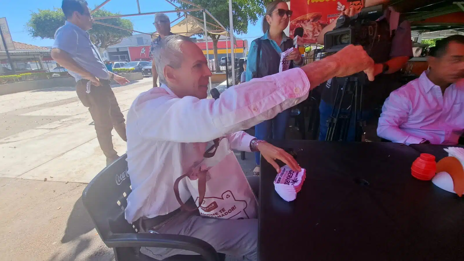Gerardo Vargas Landeros, candidato a la presidencia municipal de Ahome por el partido de Morena, entregando calcetas durante su campañav