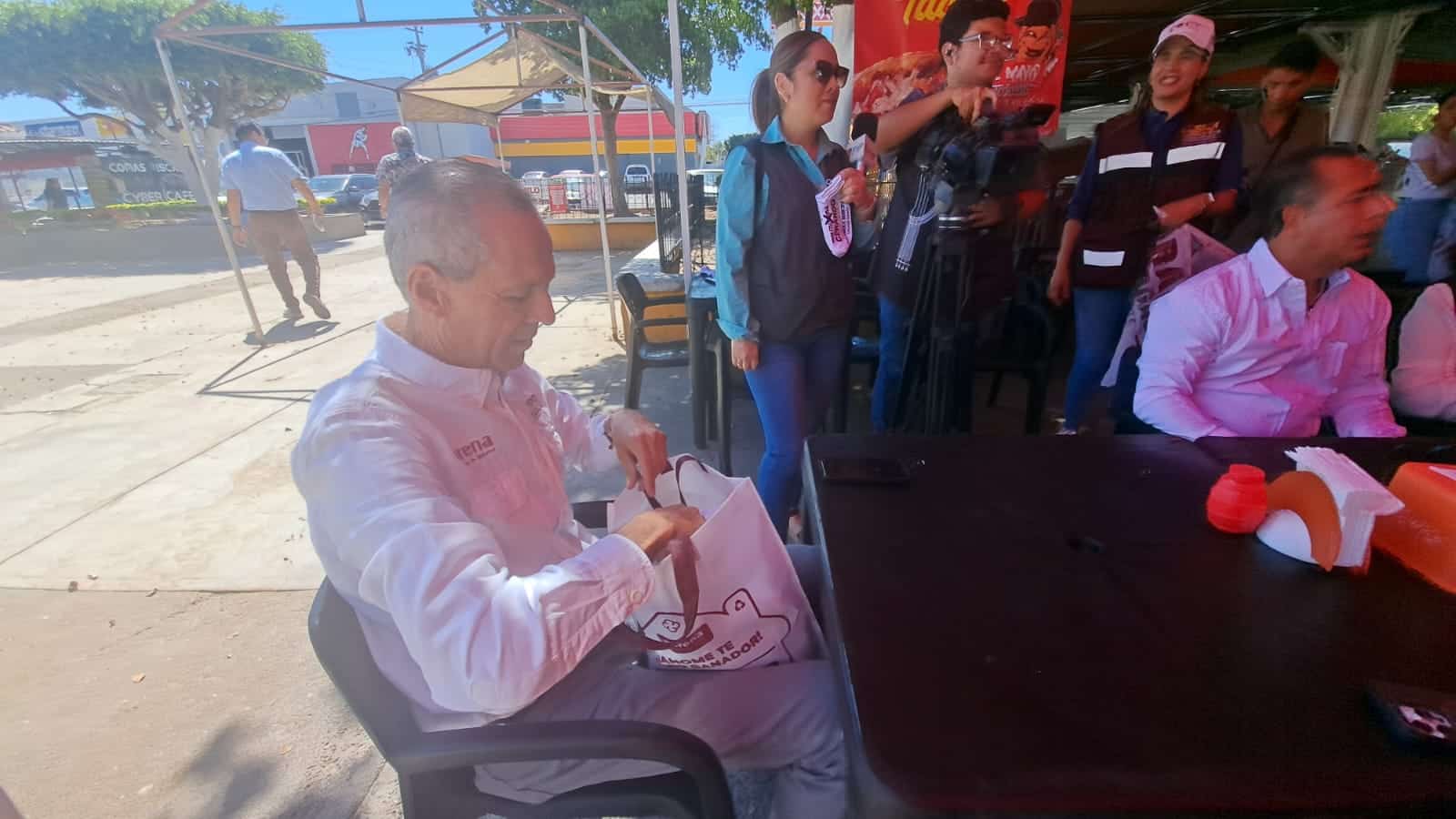 Gerardo Vargas Landeros, candidato a la presidencia municipal de Ahome por el partido de Morena, entregando calcetas durante su campaña
