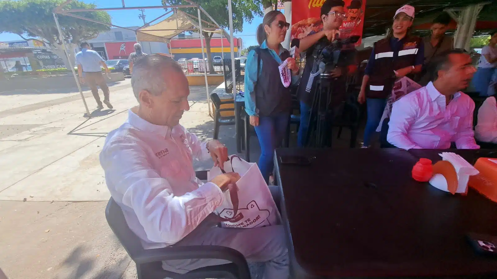 Gerardo Vargas Landeros, candidato a la presidencia municipal de Ahome por el partido de Morena, entregando calcetas durante su campaña