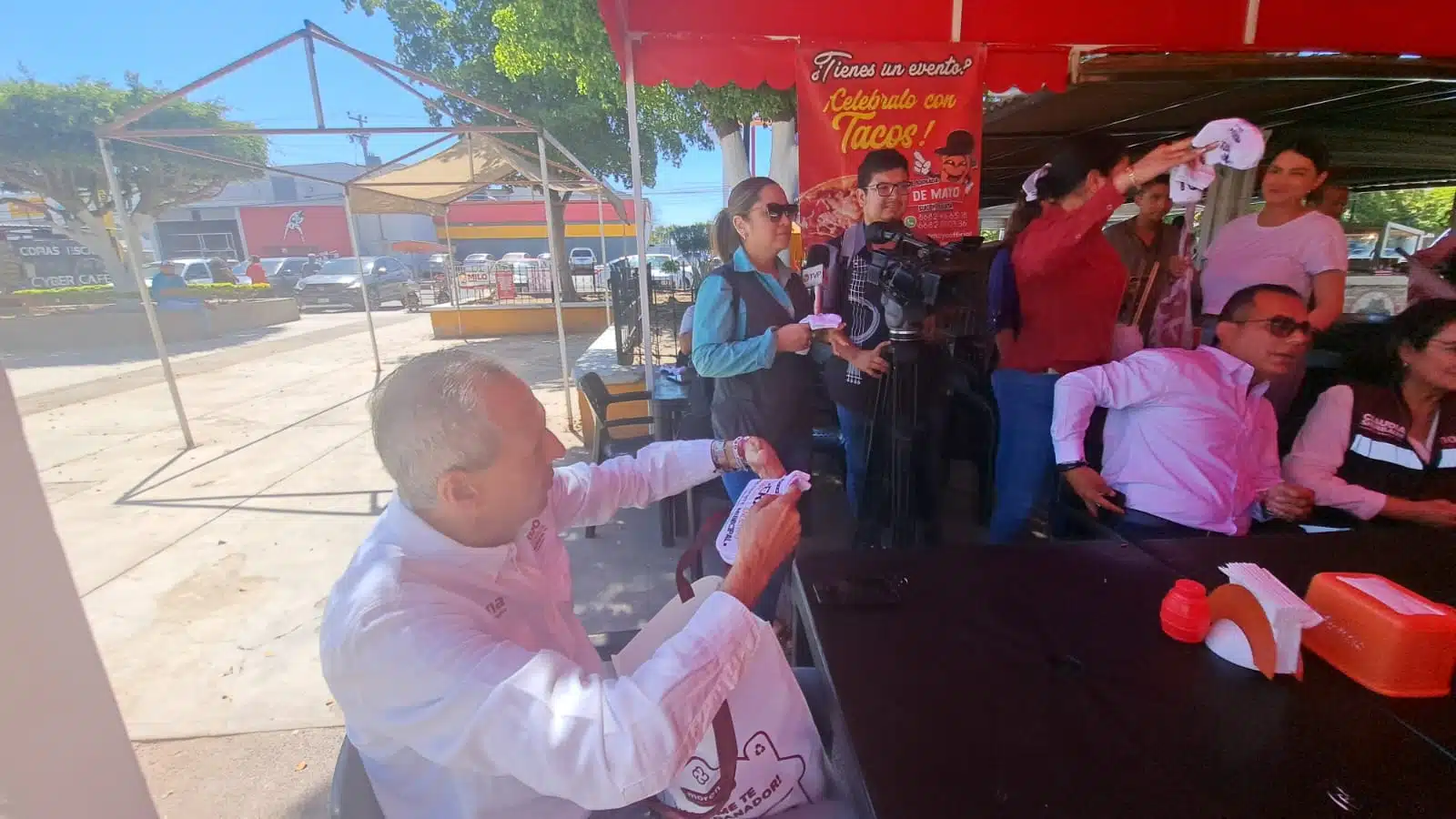 Gerardo Vargas Landeros, candidato a la presidencia municipal de Ahome por el partido de Morena, entregando calcetas durante su campaña
