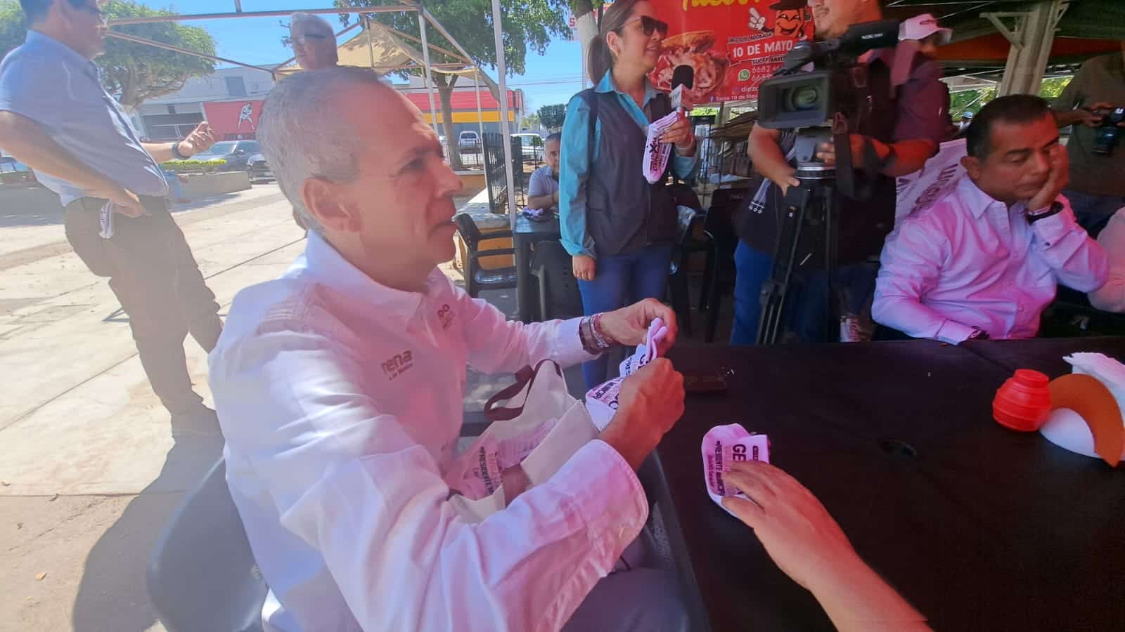 Gerardo Vargas Landeros, candidato a la presidencia municipal de Ahome por el partido de Morena, entregando calcetas durante su campaña