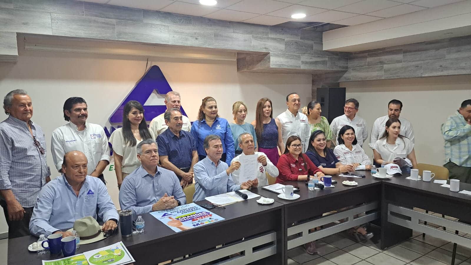Gerardo Vargas Landeros, candidato a la alcaldía de Ahome por el partido de Morena, junto a Víctor Sinuhé Damm Ramírez, presidente de Canaco Servytur, y más personas en Los Mochis