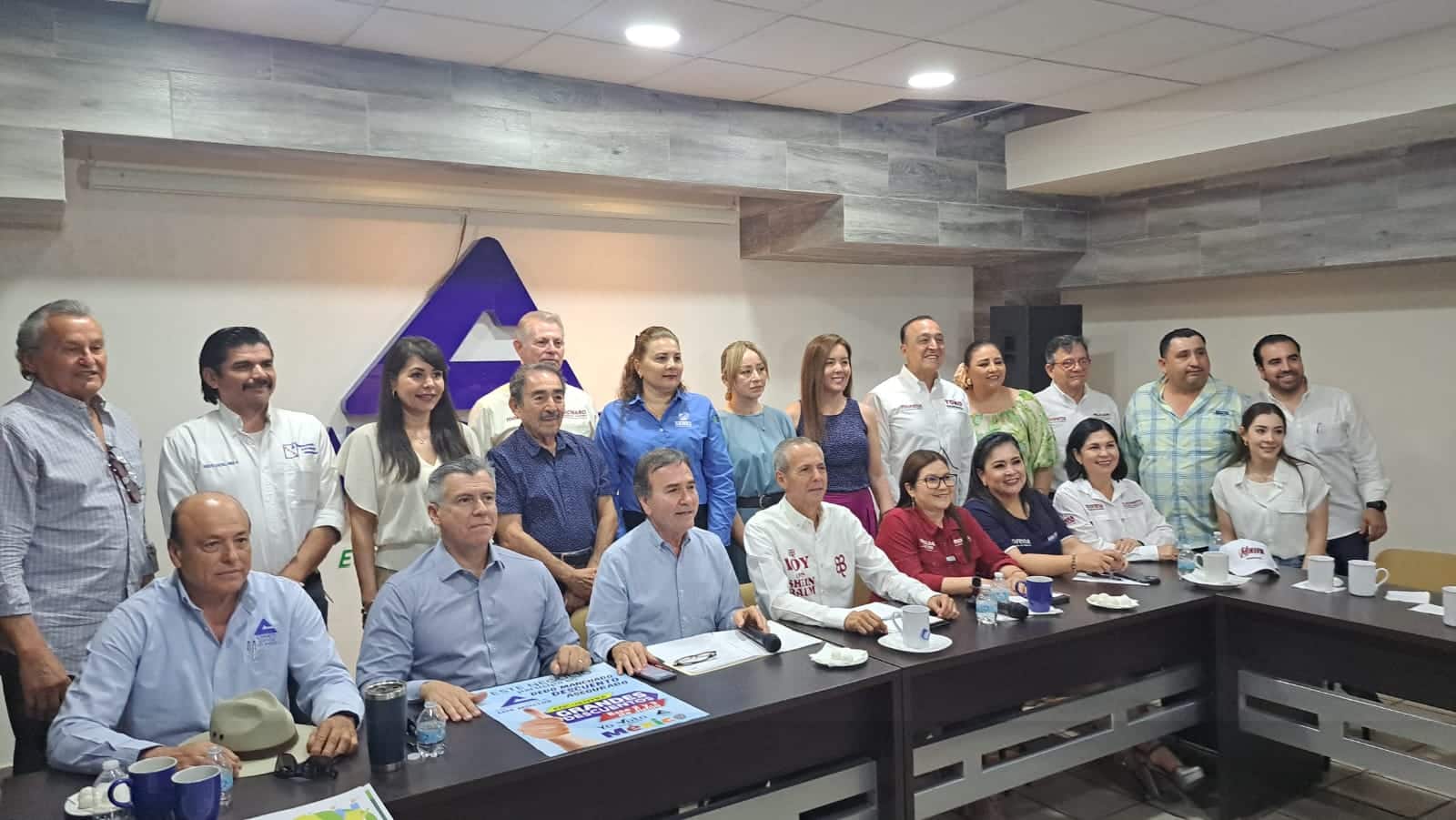 Gerardo Vargas Landeros, candidato a la alcaldía de Ahome por el partido de Morena, junto a Víctor Sinuhé Damm Ramírez, presidente de Canaco Servytur, y más personas en Los Mochis