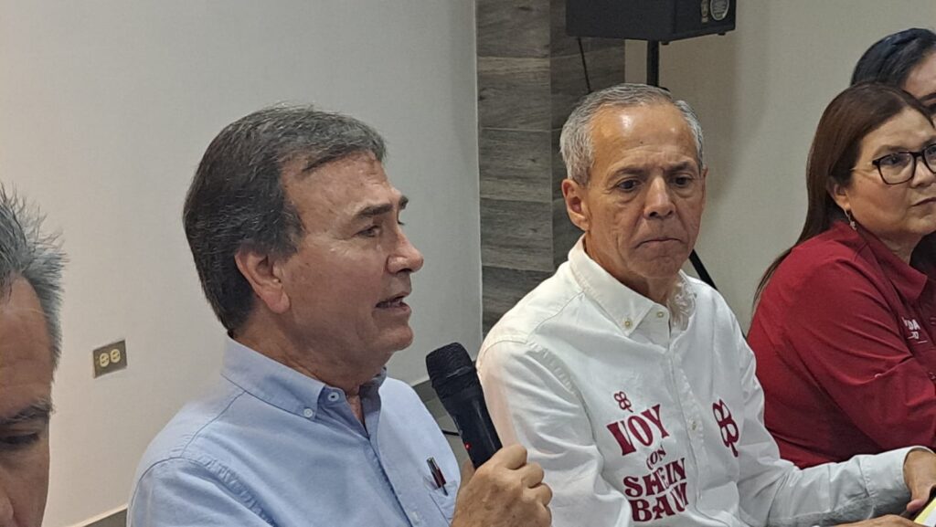 Gerardo Vargas Landeros, candidato a la alcaldía de Ahome por el partido de Morena, junto a Víctor Sinuhé Damm Ramírez, presidente de Canaco Servytur, en Los Mochis