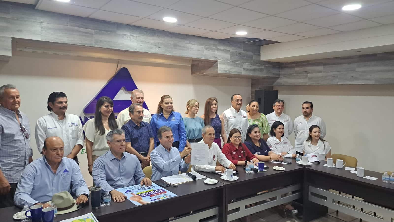 Gerardo Vargas Landeros, candidato a la alcaldía de Ahome por el partido de Morena, junto a Víctor Sinuhé Damm Ramírez, presidente de Canaco Servytur, y más personas en Los Mochis