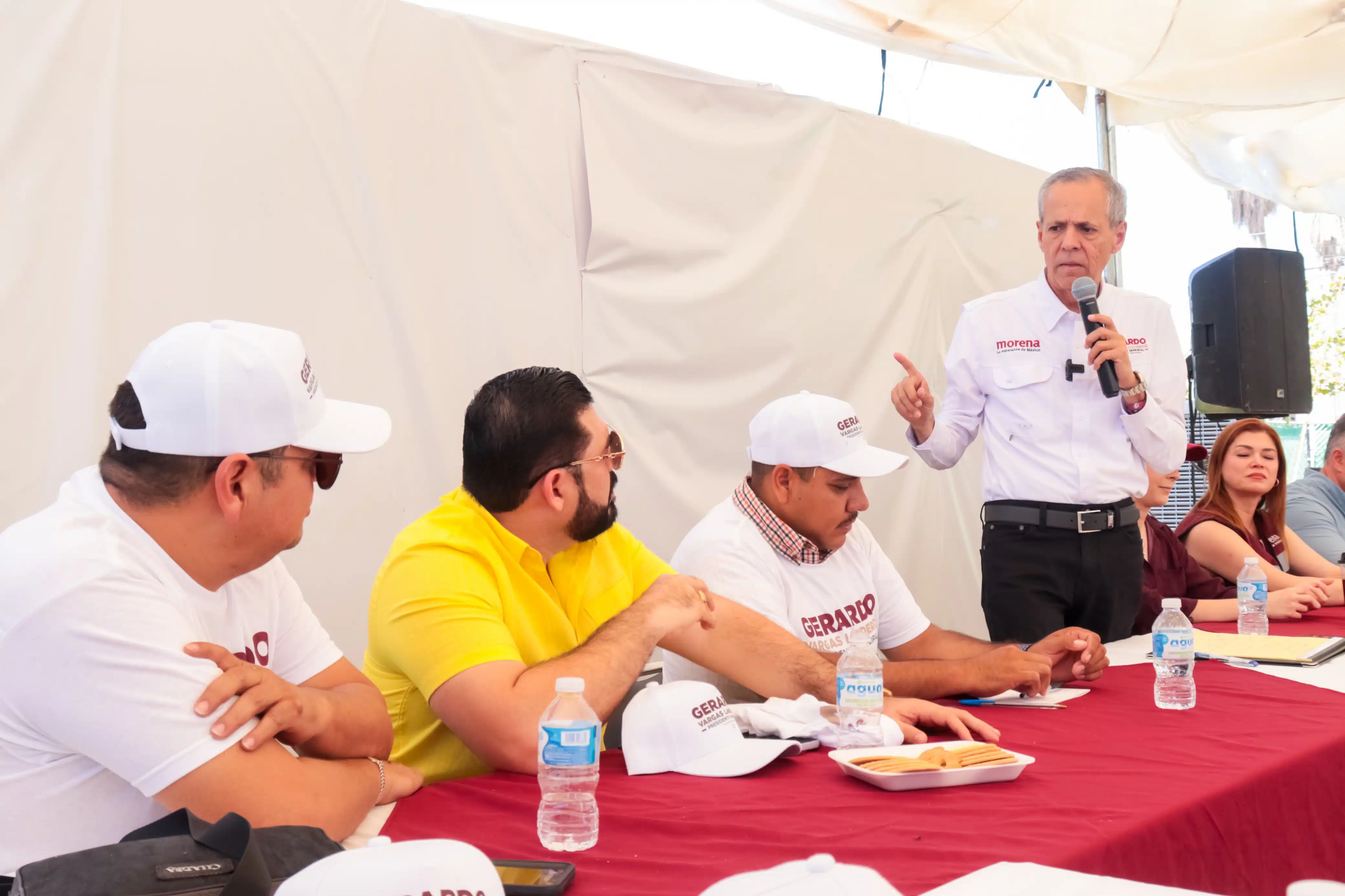 Gerardo Vargas Landeros, candidato a la alcaldía de Ahome por el partido de Morena, junto a miembros Sindicato de Músicos