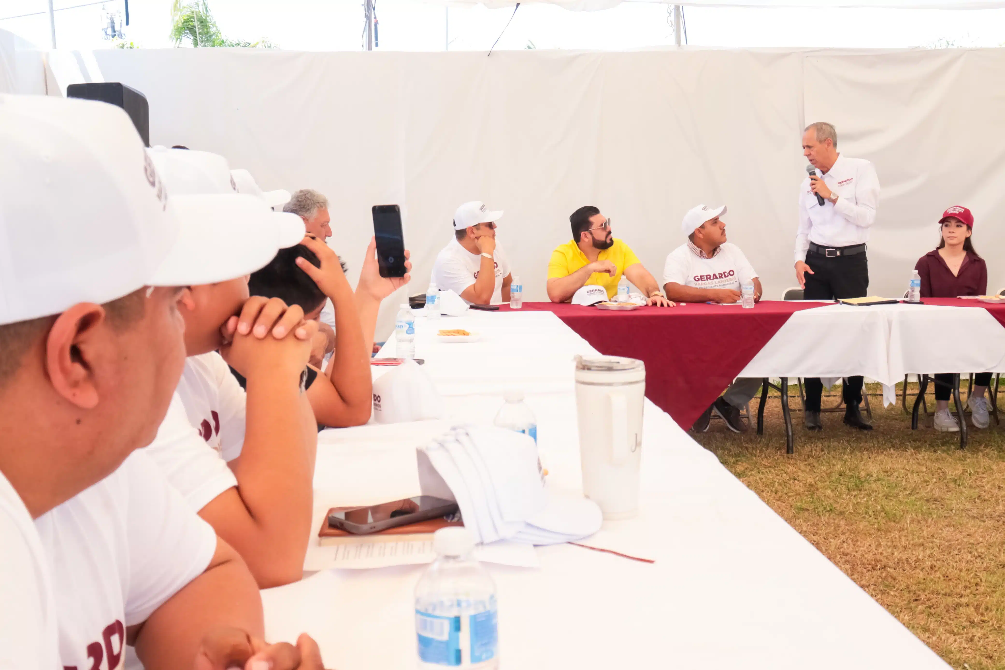 Gerardo Vargas Landeros, candidato a la alcaldía de Ahome por el partido de Morena, junto a miembros Sindicato de Músicos