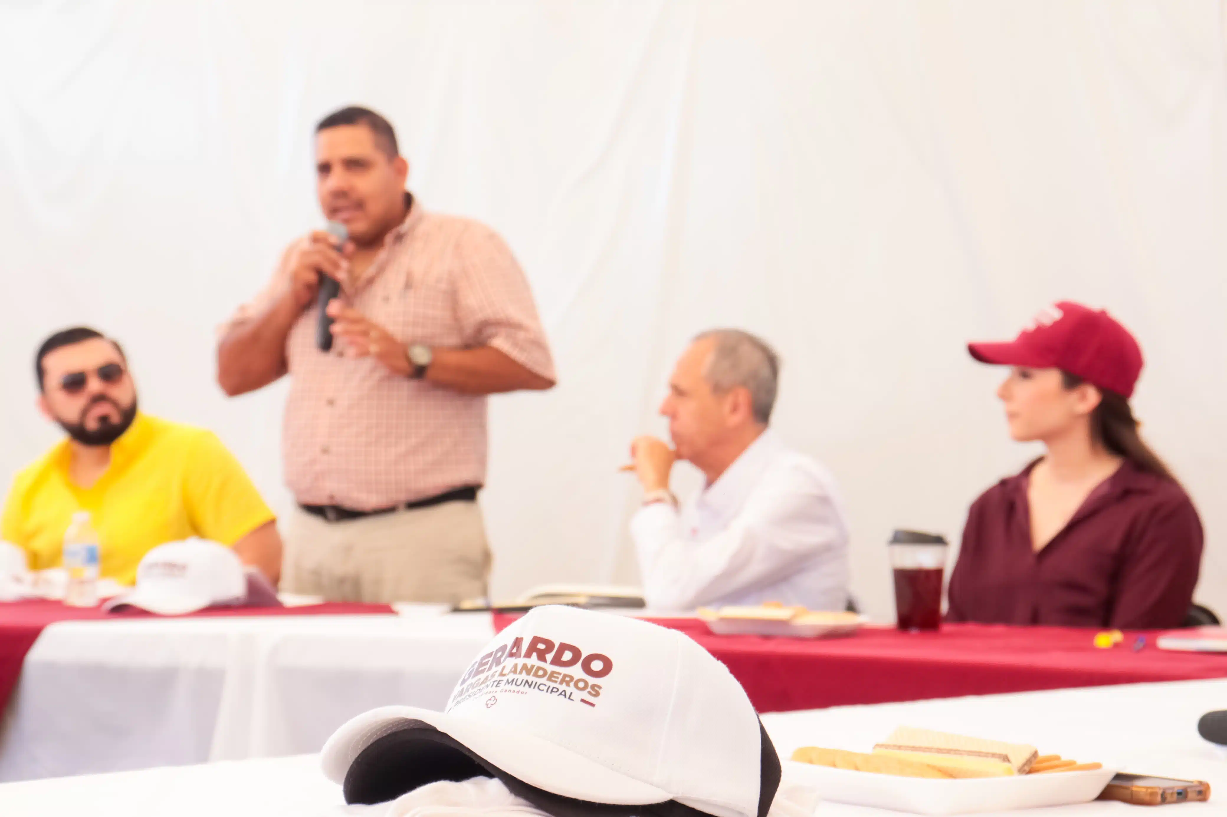 Gerardo Vargas Landeros, candidato a la alcaldía de Ahome por el partido de Morena, junto a miembros Sindicato de Músicos