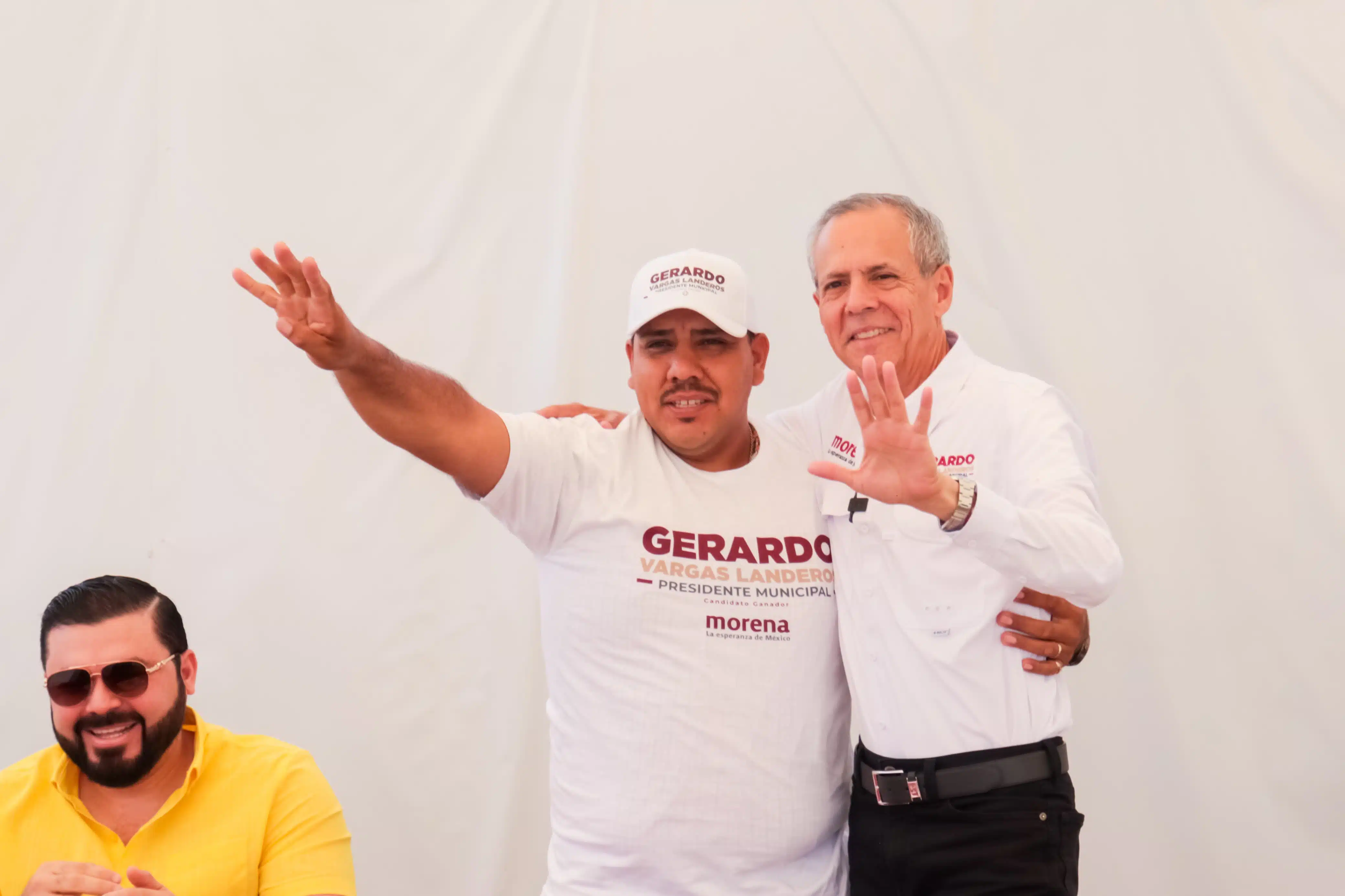 Gerardo Vargas Landeros, candidato a la alcaldía de Ahome por el partido de Morena, junto a miembros Sindicato de Músicos