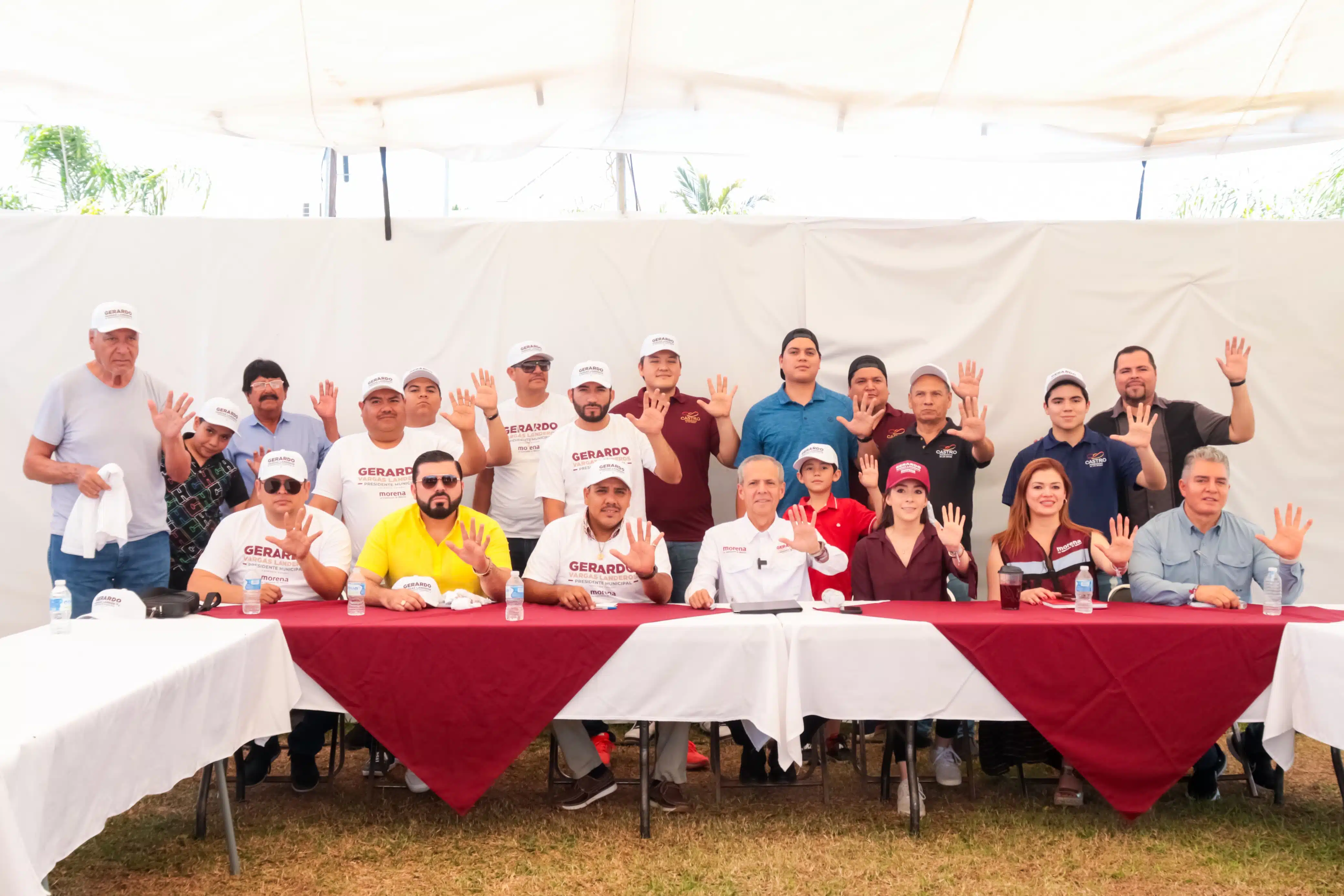 Gerardo Vargas Landeros, candidato a la alcaldía de Ahome por el partido de Morena, junto a miembros Sindicato de Músicos