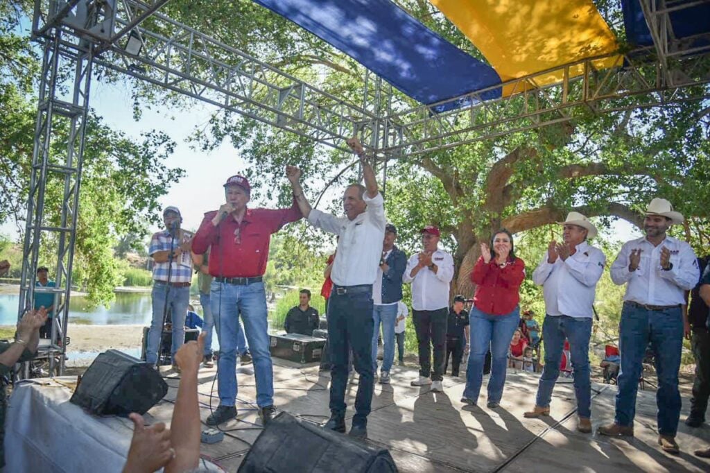 Gerardo Vargas Landeros, candidato a presidente municipal de Ahome por el partido de Morena, junto a políticos durante su campaña